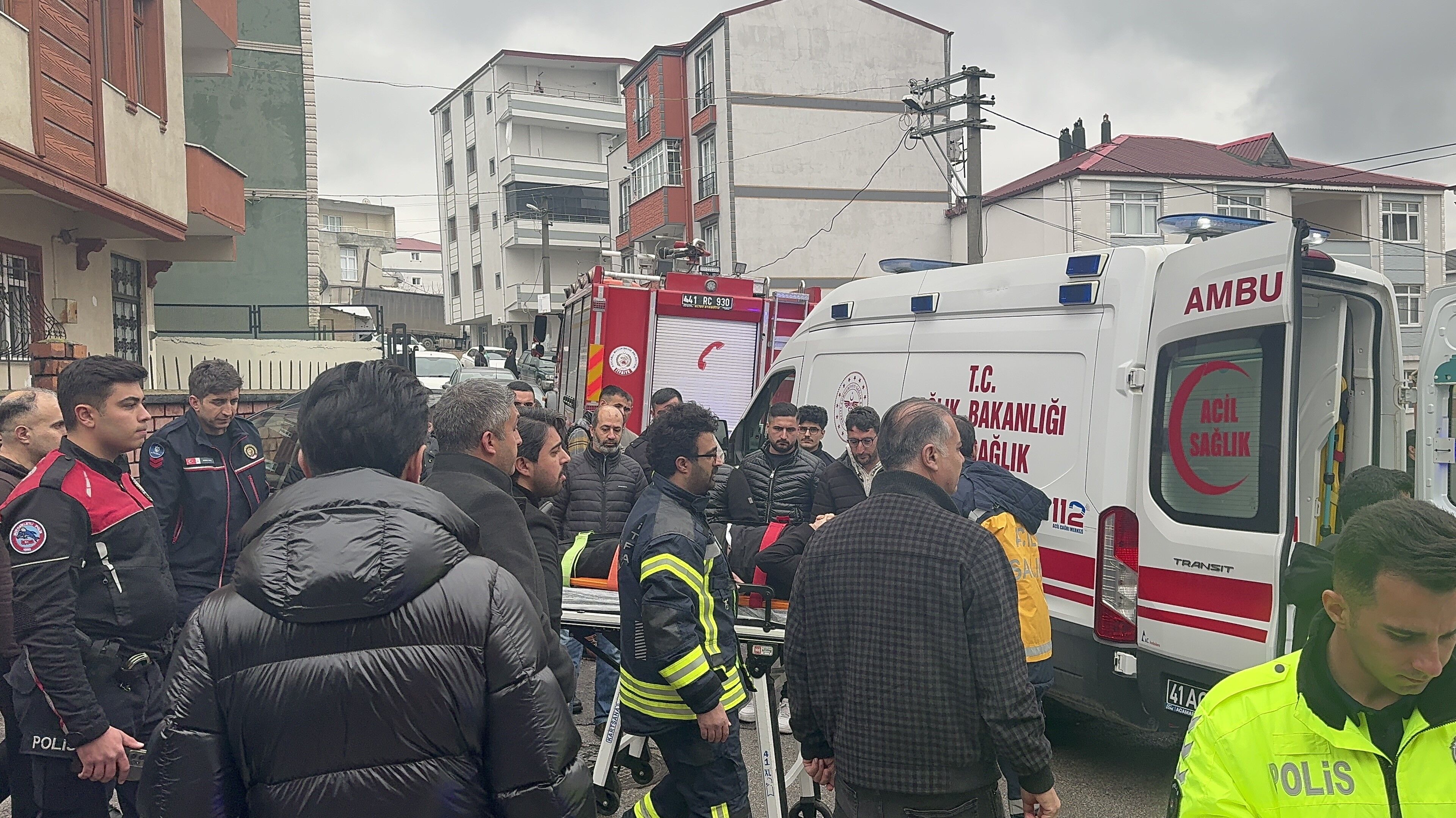 Freni Boşalan Otomobil Binaya Çarptı 4 Yaralı (3)