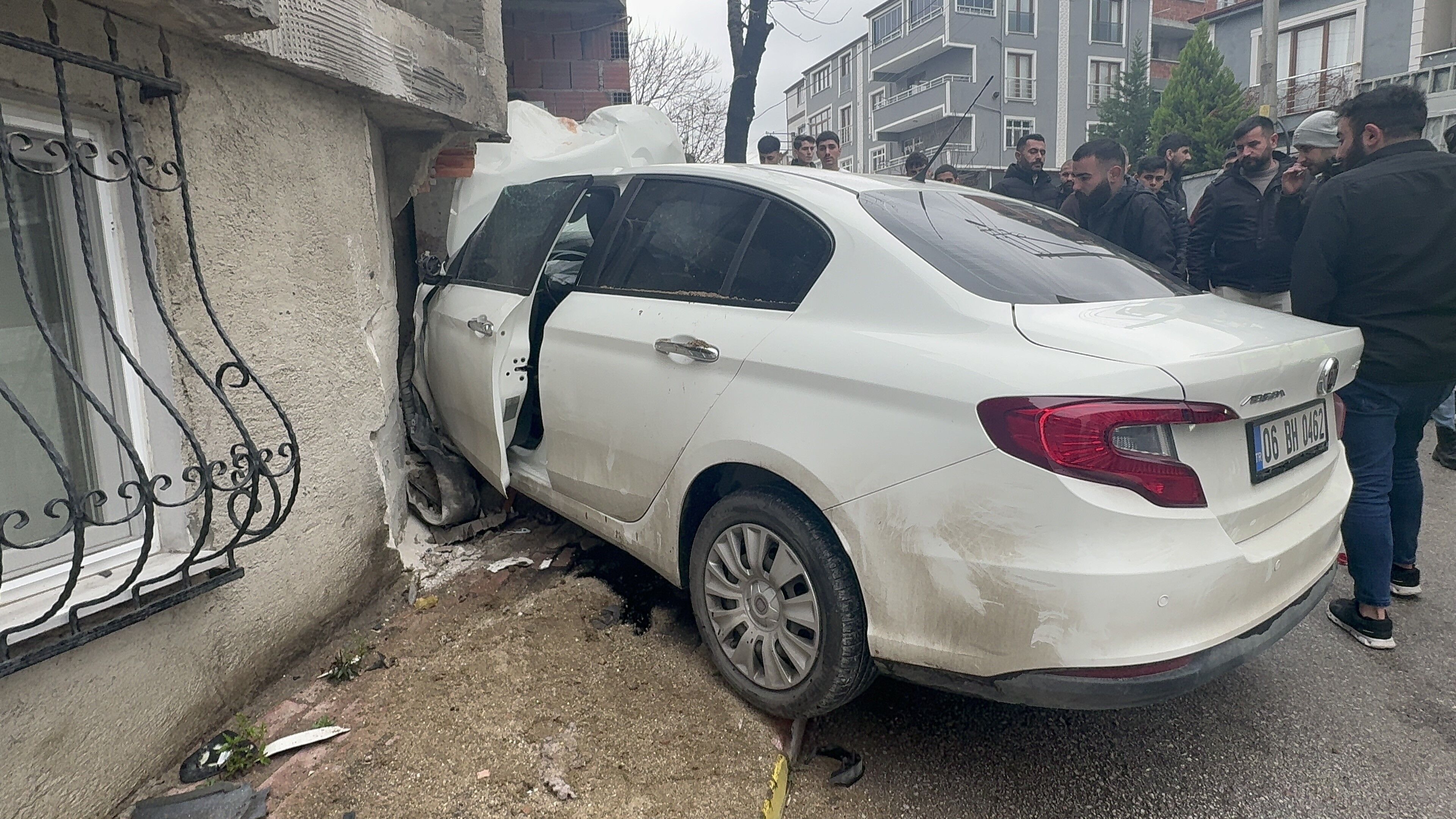 Freni Boşalan Otomobil Binaya Çarptı 4 Yaralı (4)
