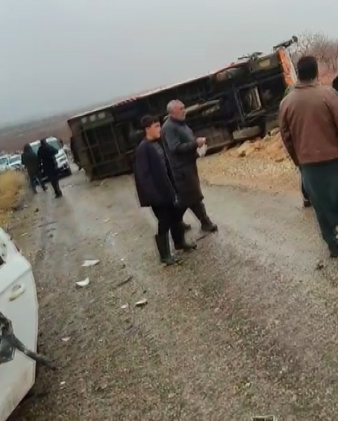 Gaziantep'te Otomobil Ile Çarpışan Halk Otobüsü Yan Yattı (2)