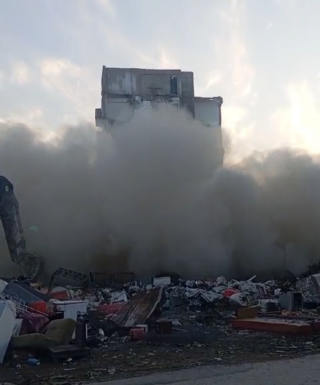 Gaziantep'te Yıkımda Bina Aniden Çöktü (2)