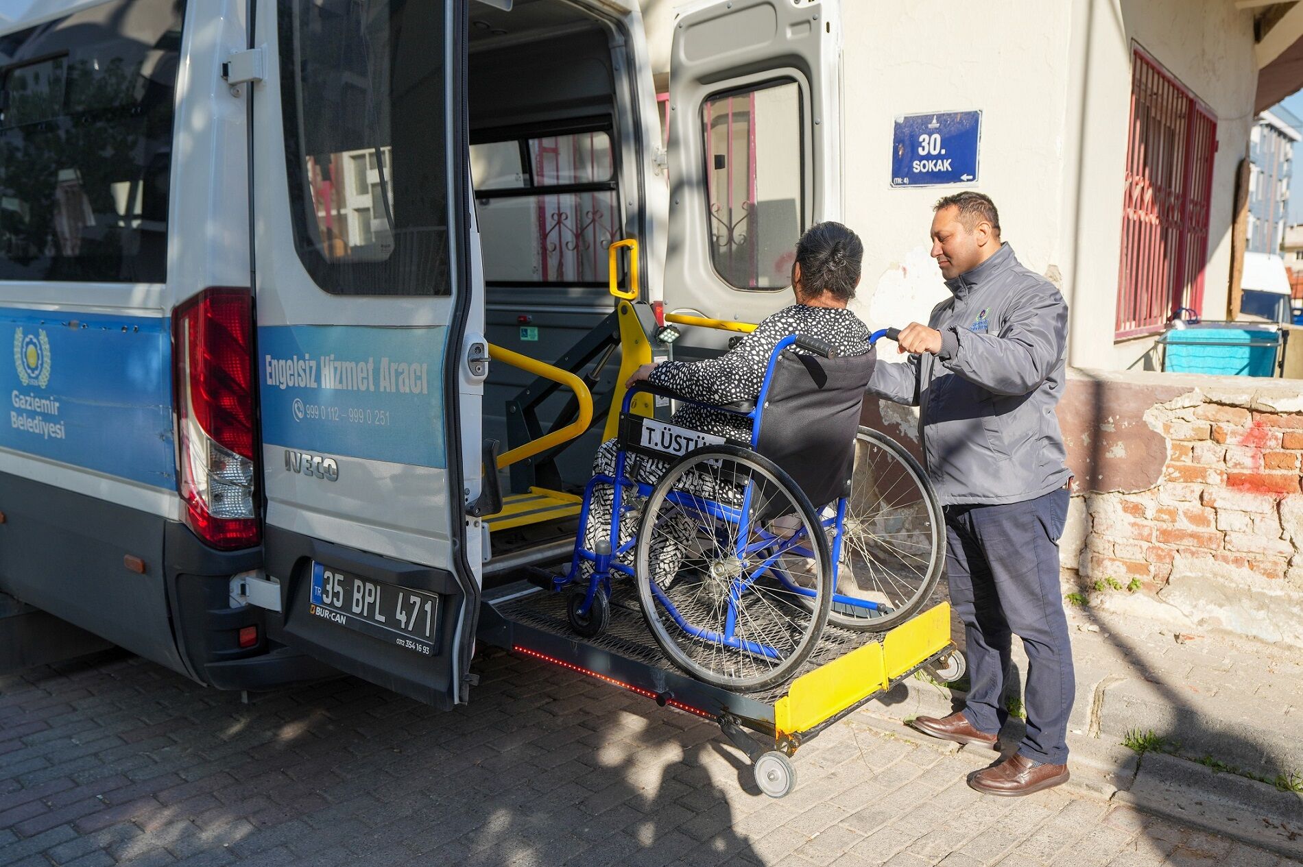 Gaziemir Belediyesi’nden Engelli Ve Hasta Bireylere Ulaşım Desteği (2)
