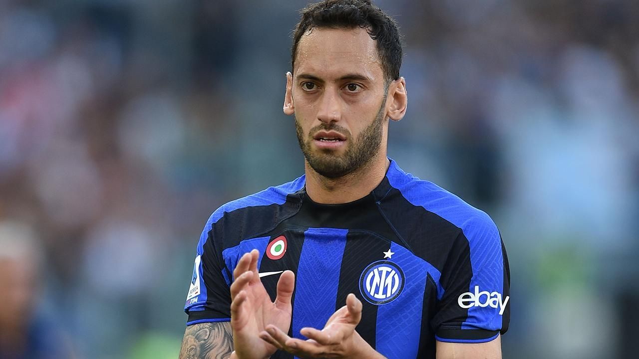 Hakan Çalhanoğlu, Inter’de Kasım Ayının Futbolcusu Seçildi (3)