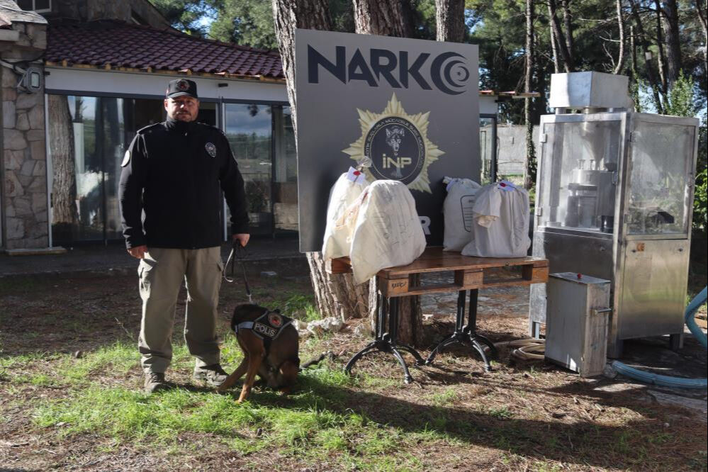 İzmir Polisi Rekor Kırdı Tek Seferde 219 Kilo Yasaklı Madde Yakalandı-1