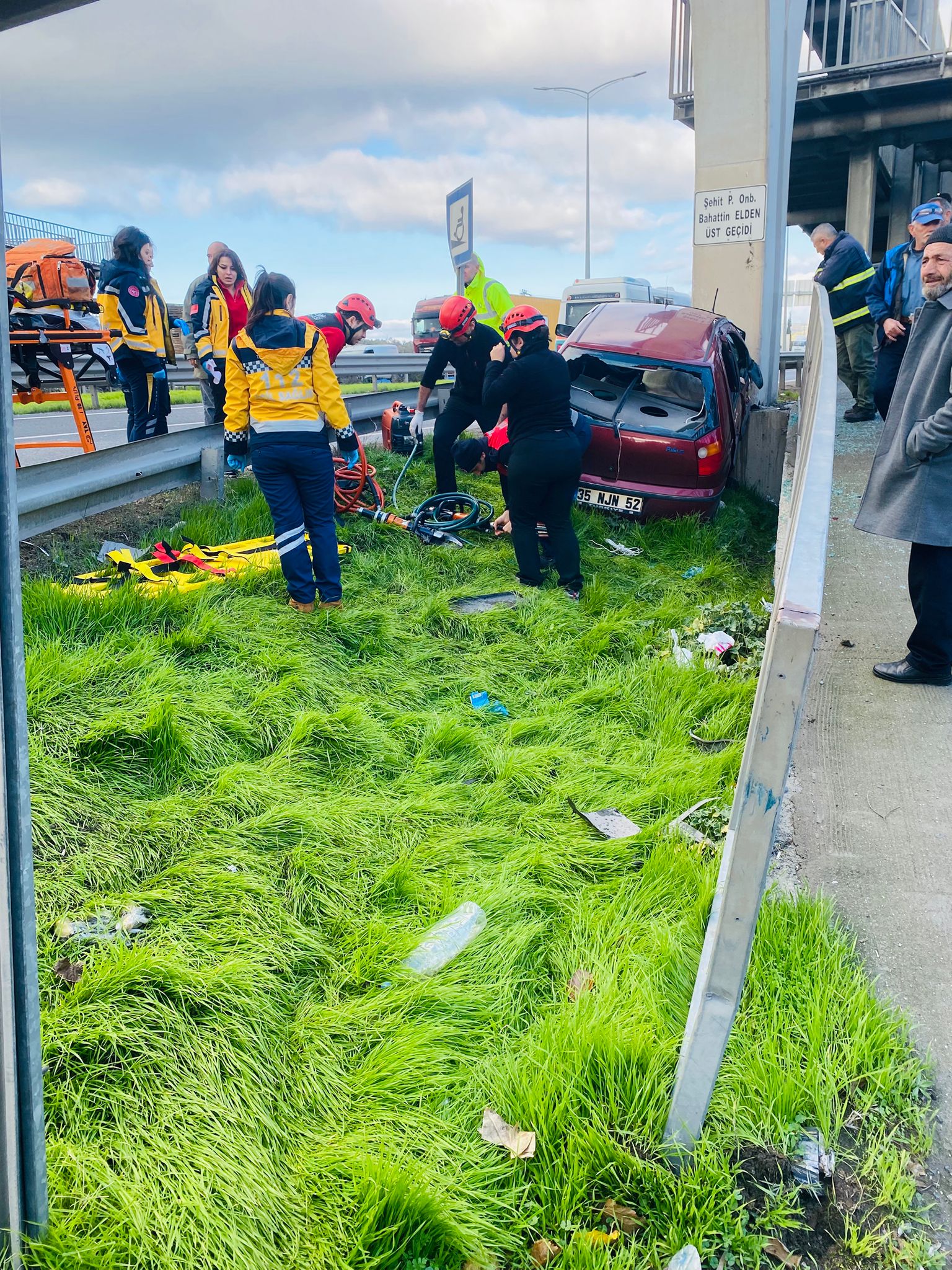 İzmir'de Kontrolden Çıkan Araç Üst Geçide Çarptı 1 Ölü, 1 Yaralı (2)