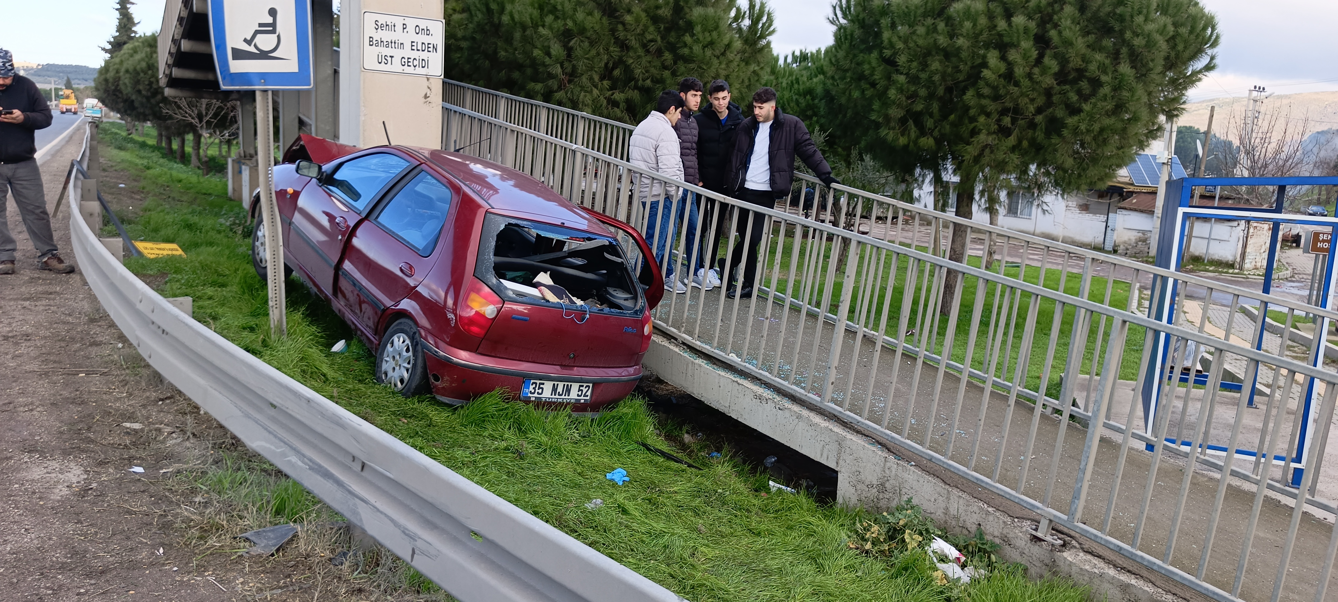 İzmir'de Kontrolden Çıkan Araç Üst Geçide Çarptı 1 Ölü, 1 Yaralı (3)