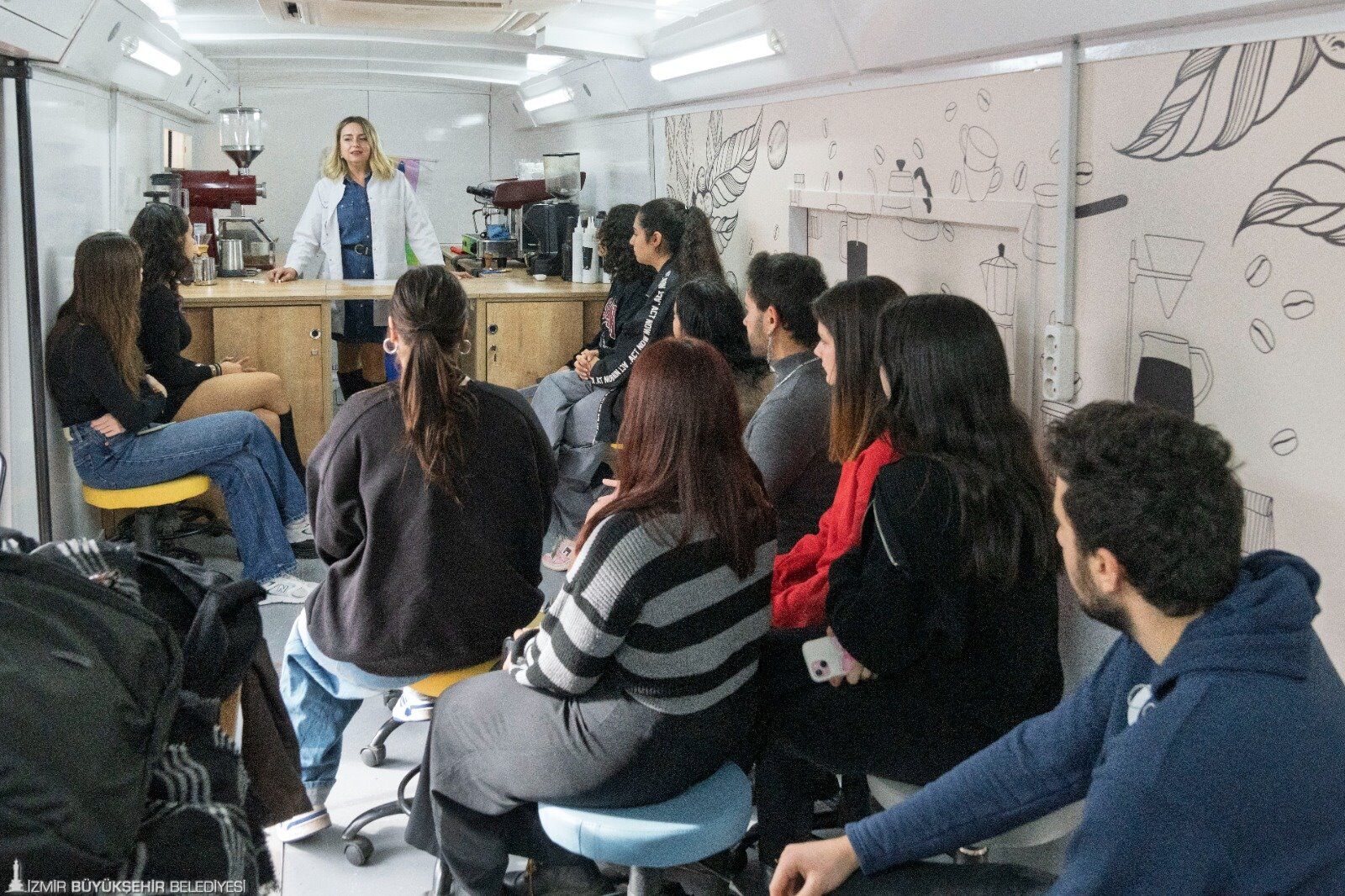 İzmir'de Mobil Barista Otobüsü Gençlere Eğitim Imkânı Sunuyor (1)