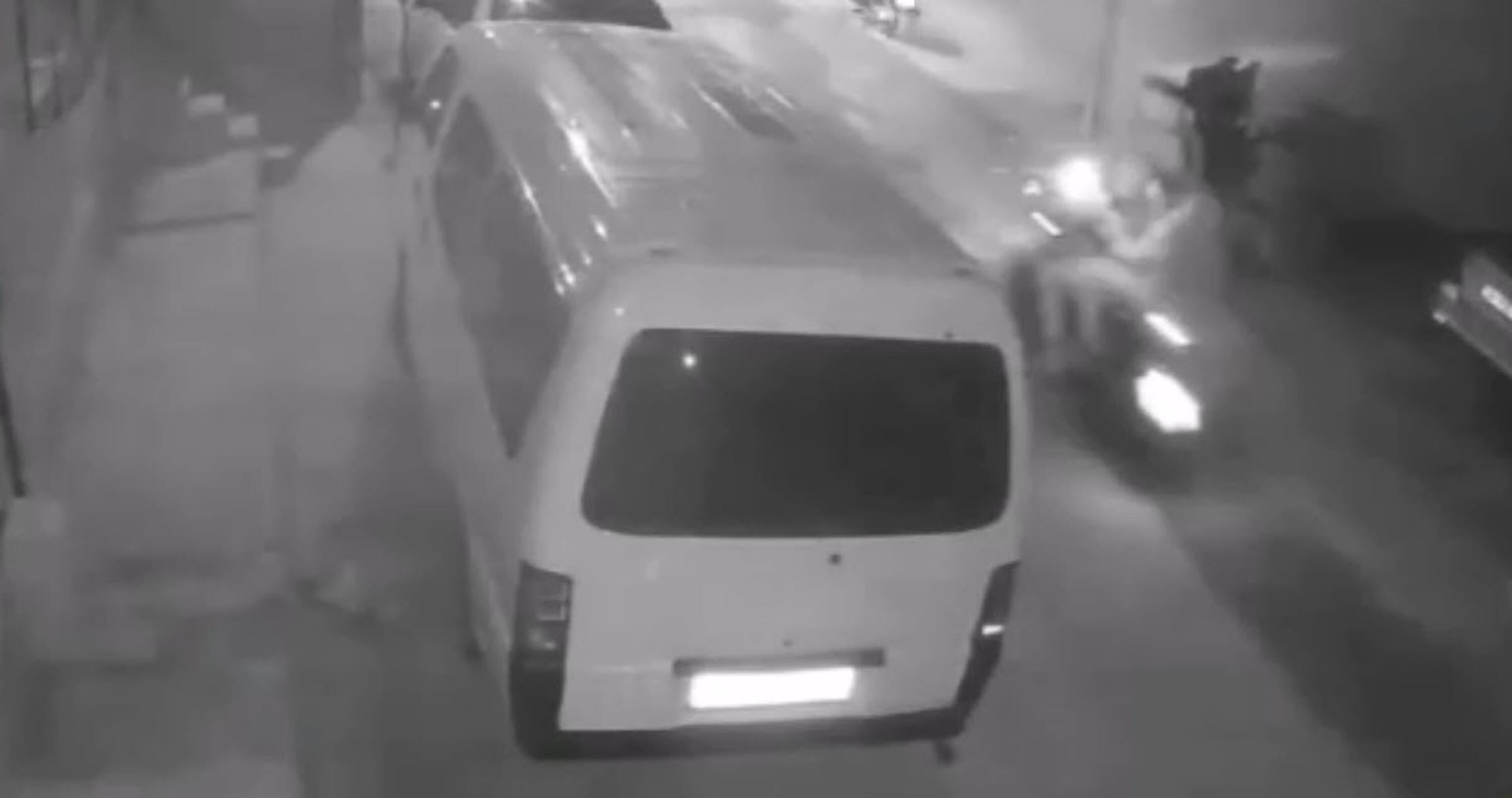 İzmir’de Motosikletle Otomobile Ateş Açan 2 Kişi Tutuklandı (1)