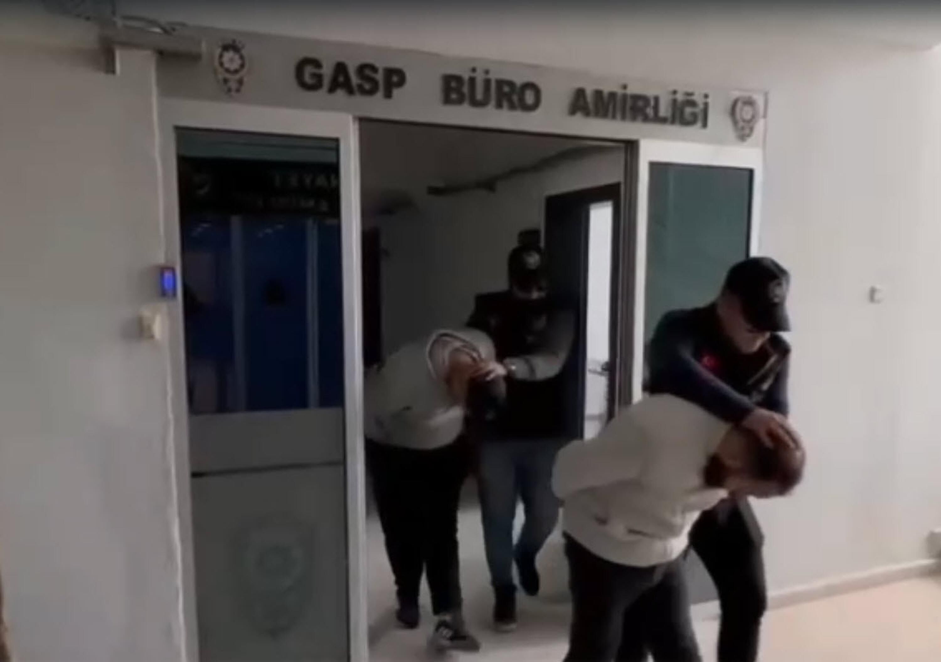 İzmir’de Motosikletle Otomobile Ateş Açan 2 Kişi Tutuklandı (2)