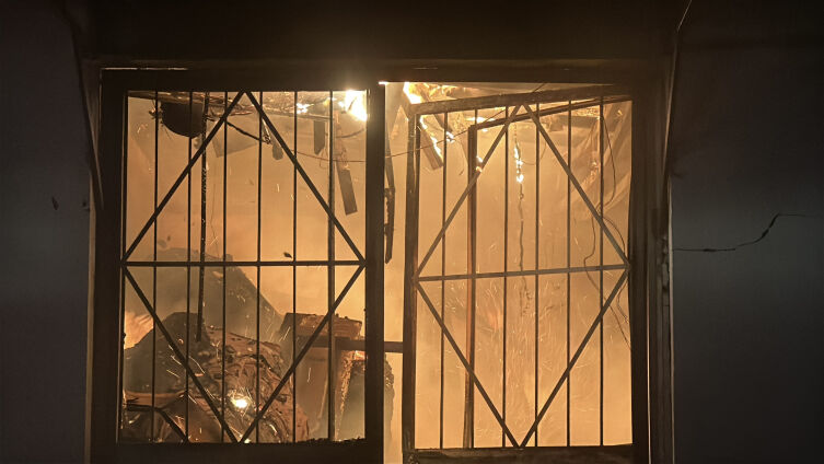 İzmir'deki Fabrika Yangını Kontrol Altında 1