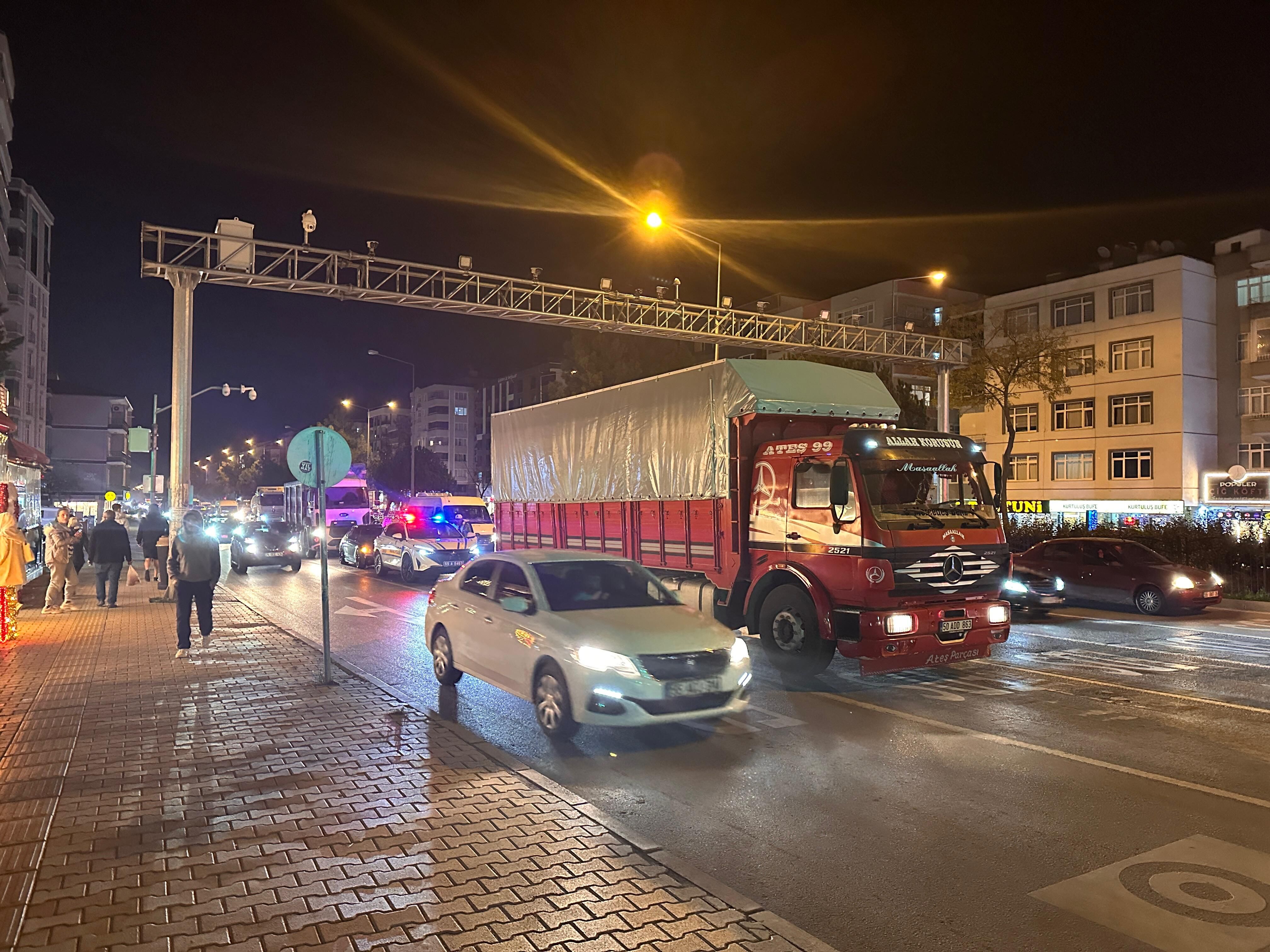 Kamyondan Fırlayan Lastik Durakta Bekleyen Kişiye Çarptı (1)