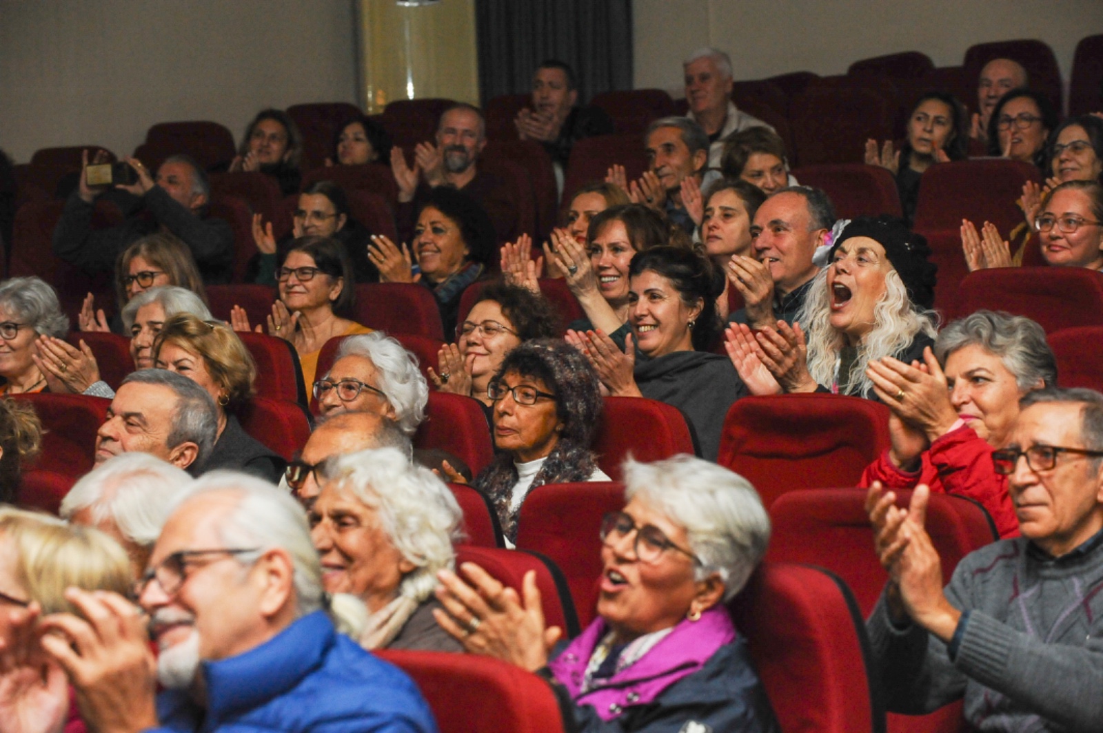 Karşıyaka’nın Bilge Çınarları Tiyatro Sahnesinde Büyüledi! (4)