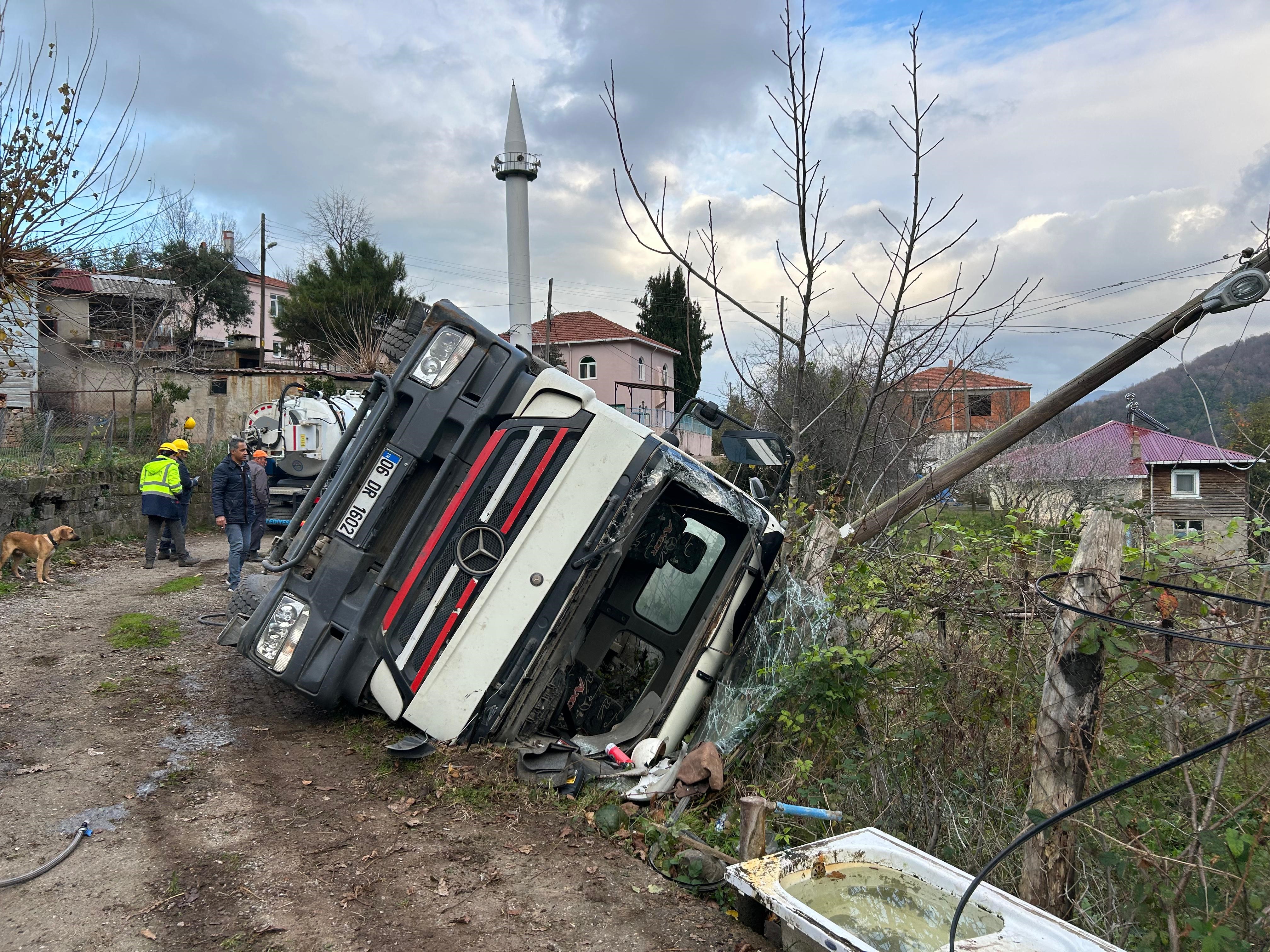 Kastamonu Cide'de Beton Mikseri Devrildi (2)