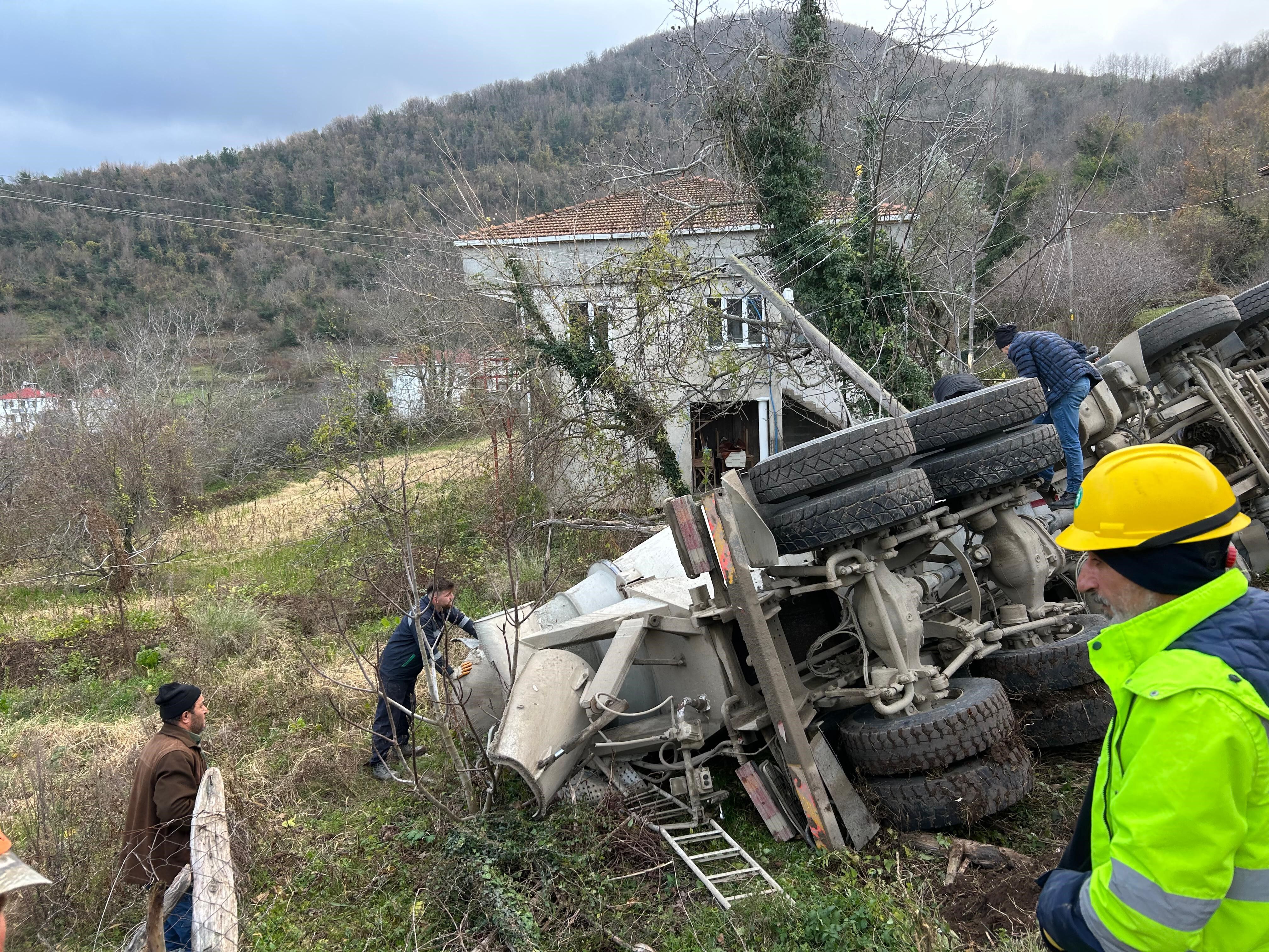 Kastamonu Cide'de Beton Mikseri Devrildi (3)