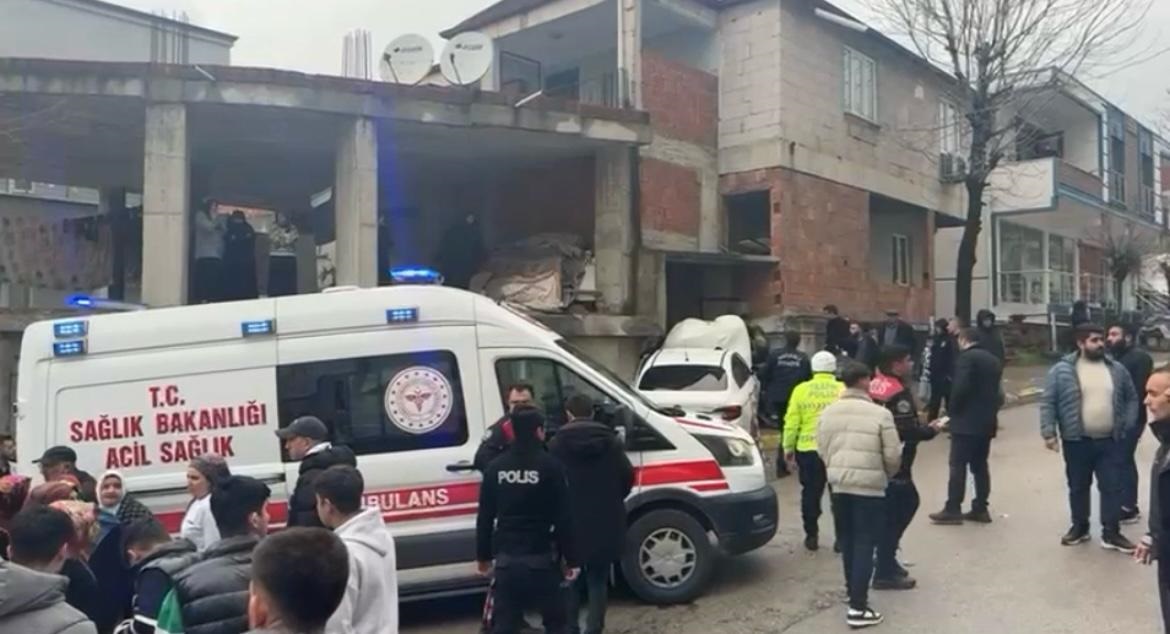 Kocaeli'de Otomobil Binaya Çarptı 4 Yaralı (1)