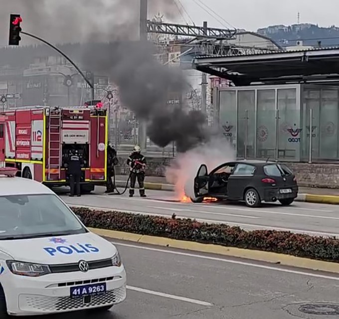 Kocaeli'de Seyir Halindeki Otomobil Alev Aldı (2)