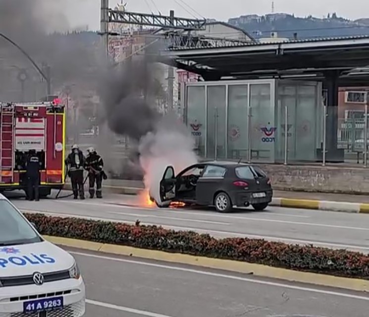 Kocaeli'de Seyir Halindeki Otomobil Alev Aldı (3)