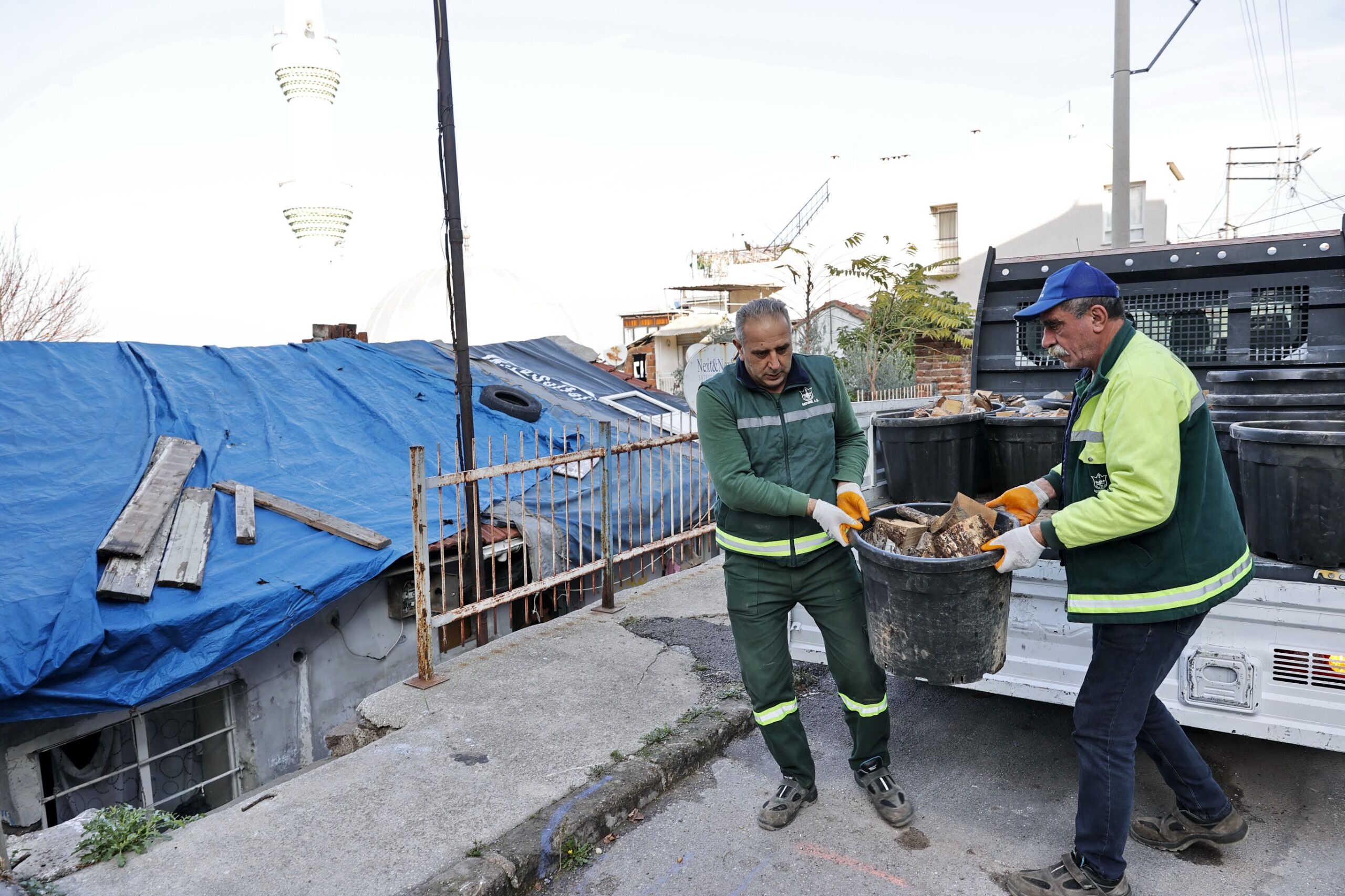 Konak'ta Budanan Ağaçlar, Ihtiyaç Sahiplerinin Sobasında Isınıyor (2)