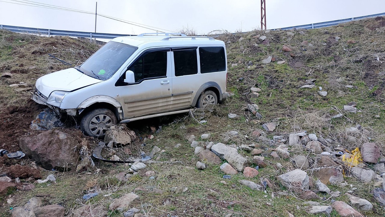 Konya'da Hafif Ticari Araç Şarampole Uçtu (2)