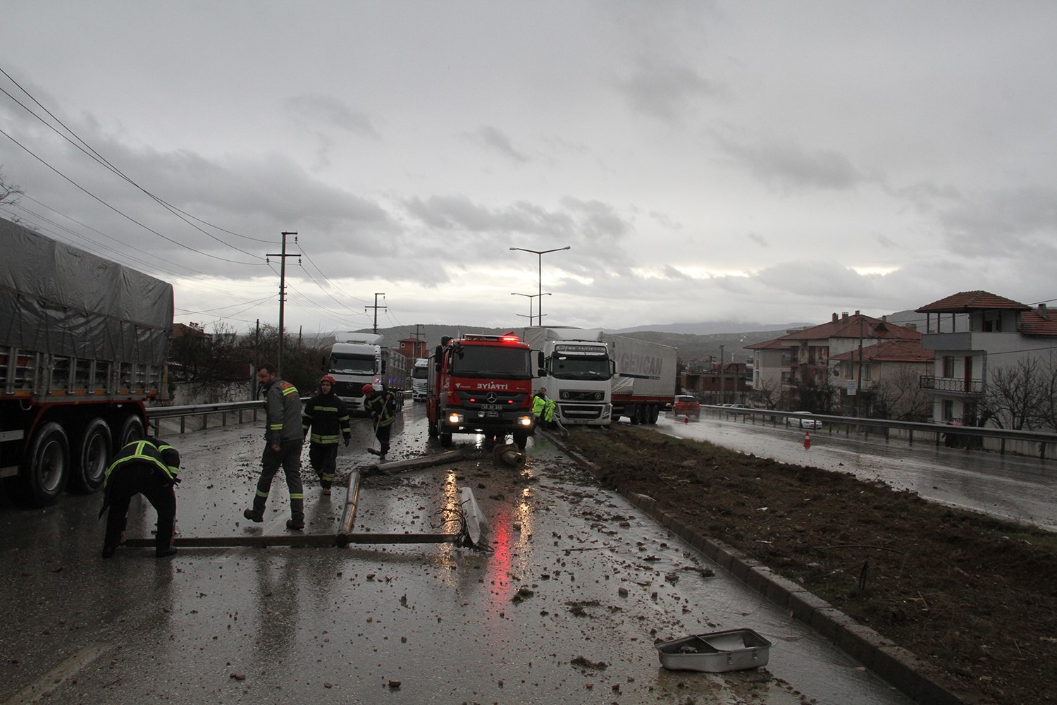 Kula’da Tır Kontrolden Çıktı, Aydınlatma Direklerini Devirdi (1)