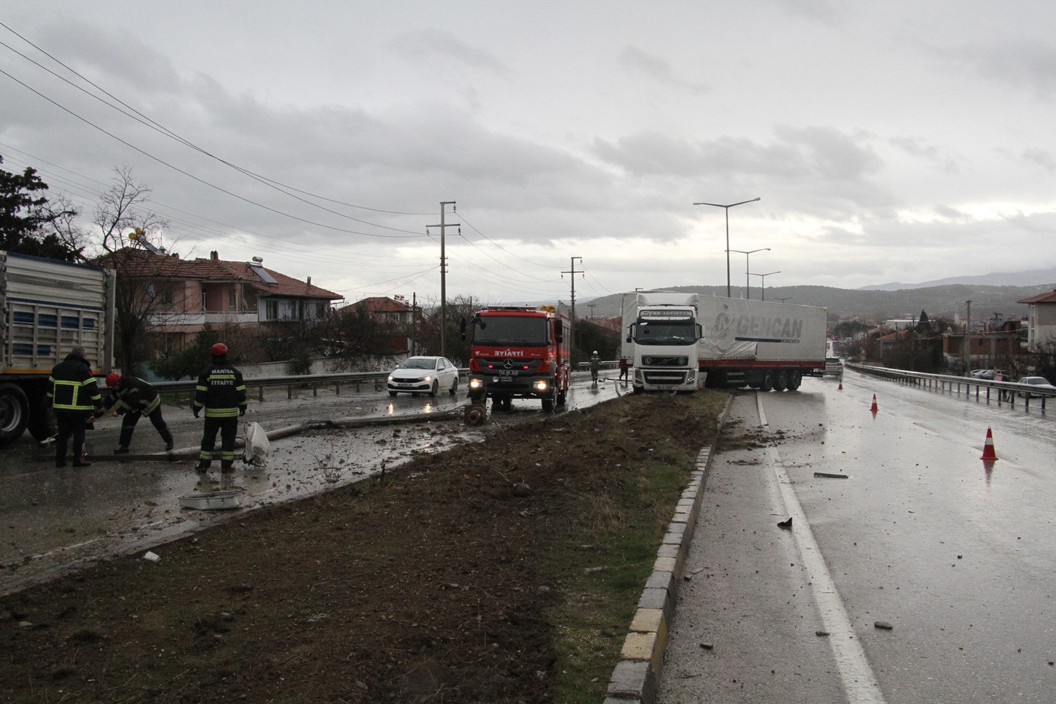 Kula’da Tır Kontrolden Çıktı, Aydınlatma Direklerini Devirdi (3)