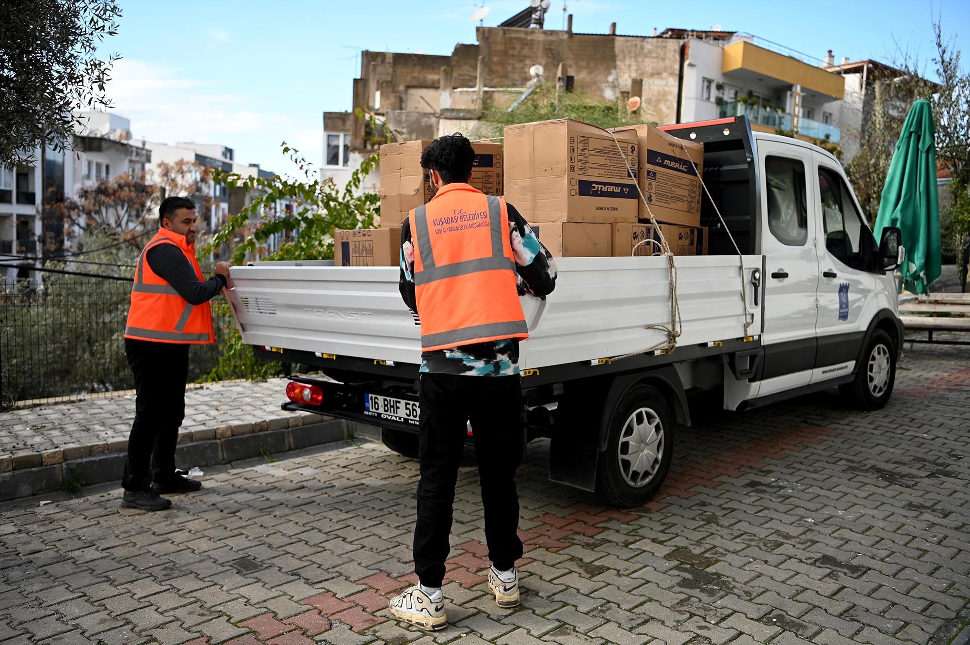 Kuşadası Belediyesi'nden Kış Yardımı Soba Dağıtımı Başladı (3)