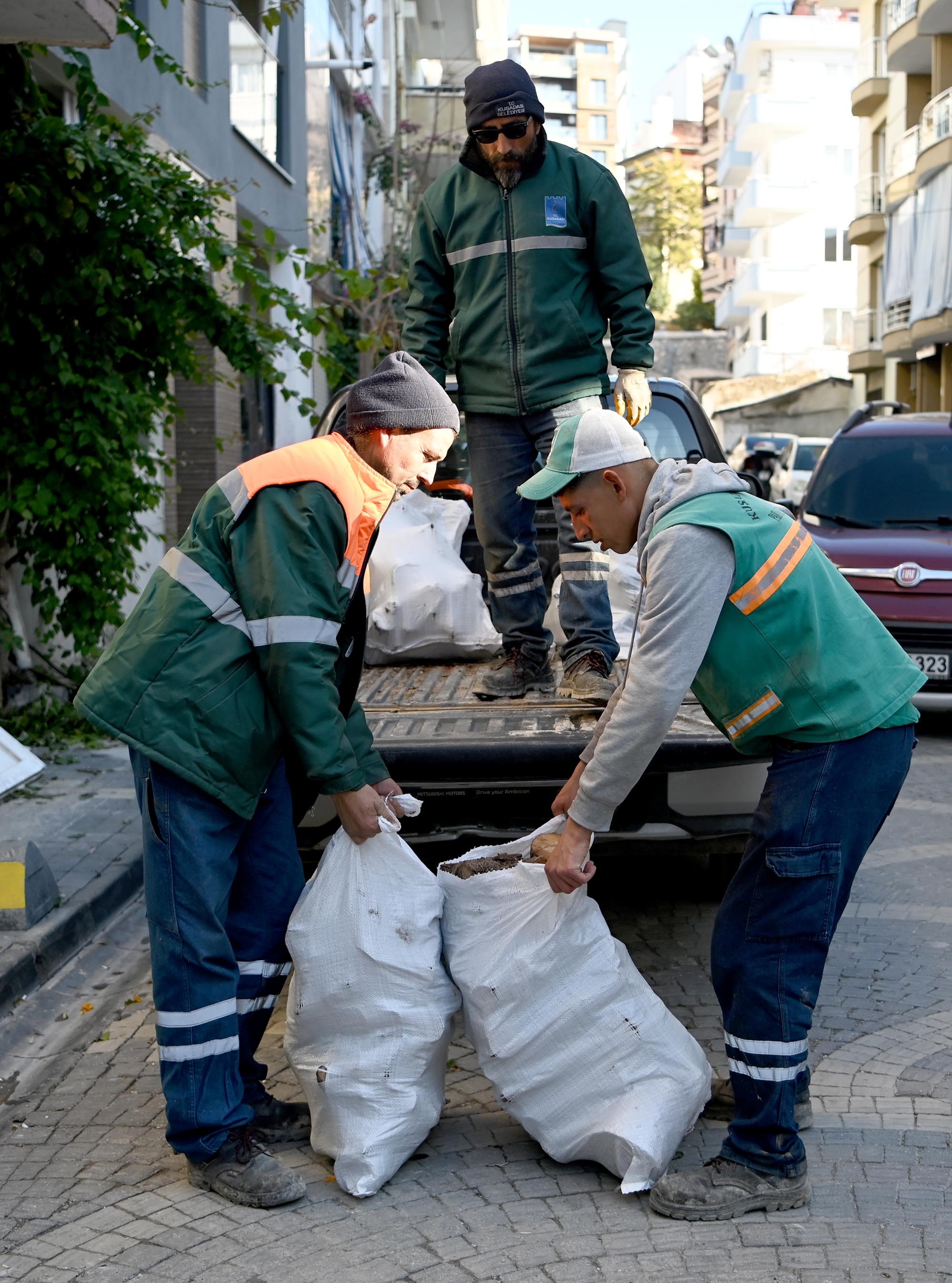 Kuşadası'nda Ağaç Atıkları Ihtiyaç Sahiplerinin Sobasında (4)