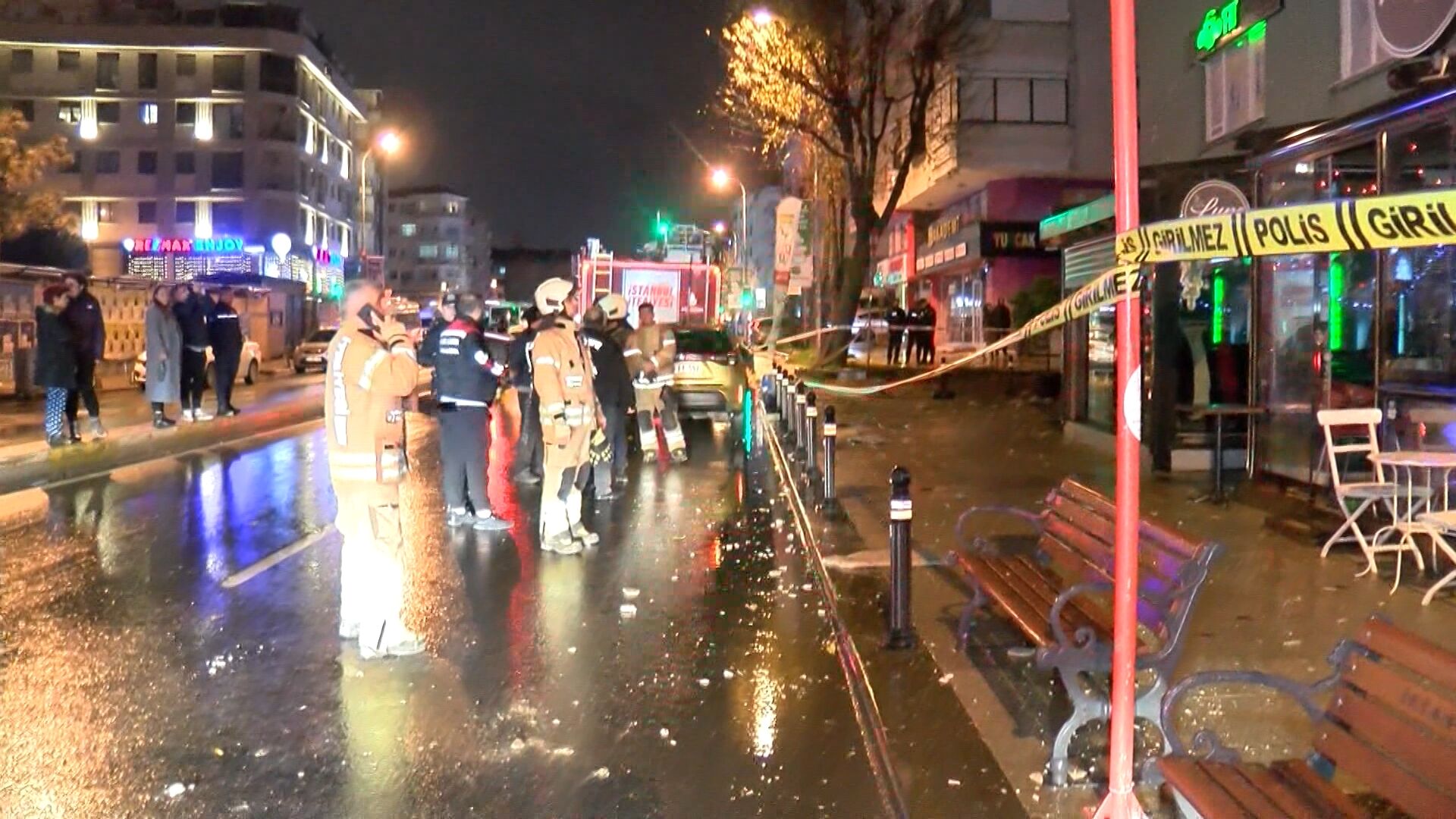 Maltepe'de Çatıda Çökme Dükkanlar Zarar Gördü2