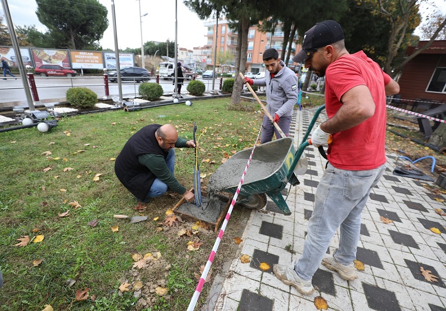 Menderes’te Parklar Güvenle Aydınlanıyor (2)