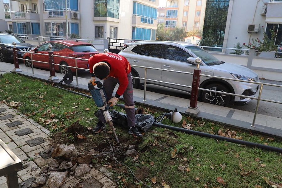 Menderes’te Parklar Güvenle Aydınlanıyor (4)