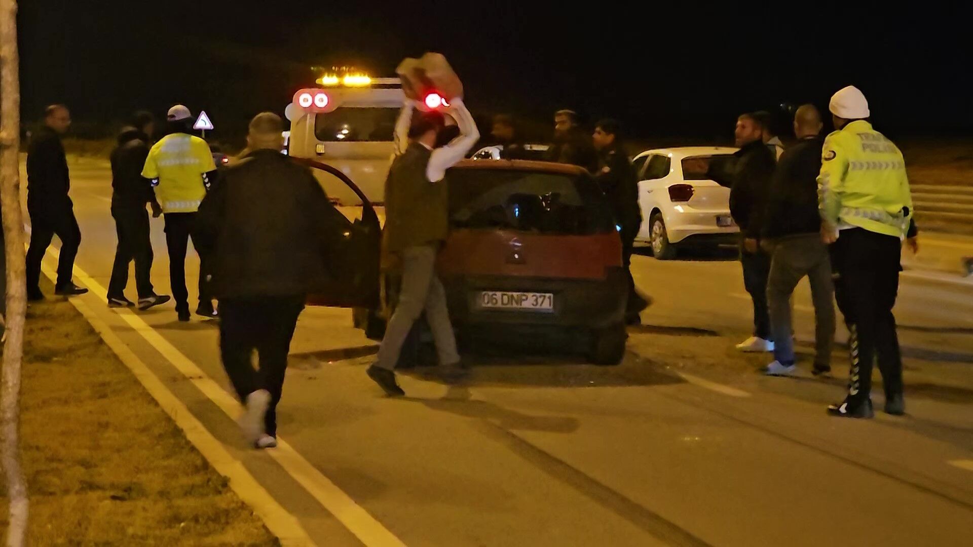 Motosikletli Sürücü Hayatını Kaybetti, Yakınları Otomobili Parçaladı (2)