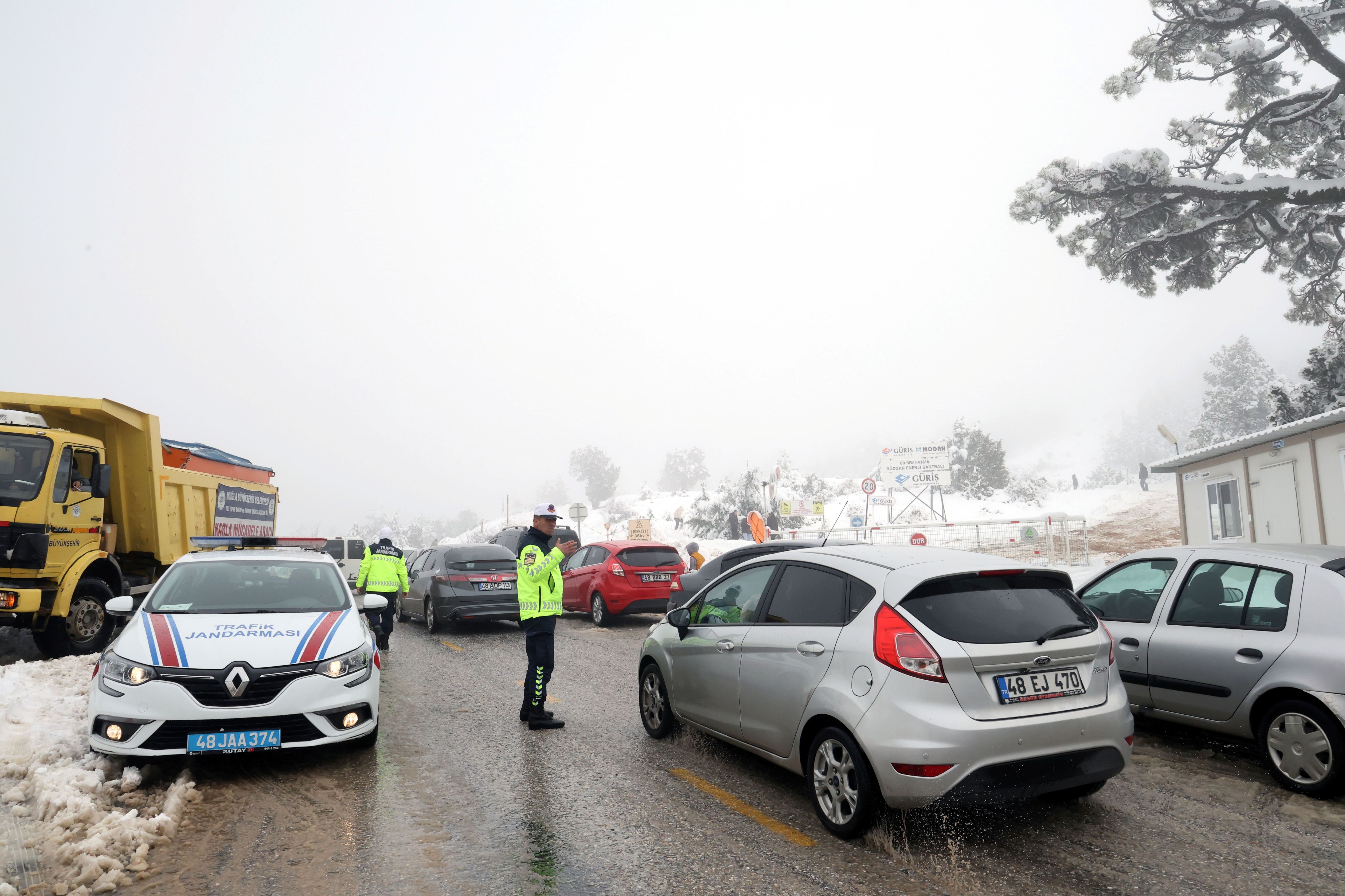 Muğla’da Yılanlı Dağı Beyaza Büründü, Vatandaşlar Kar Keyfi Yaptı3