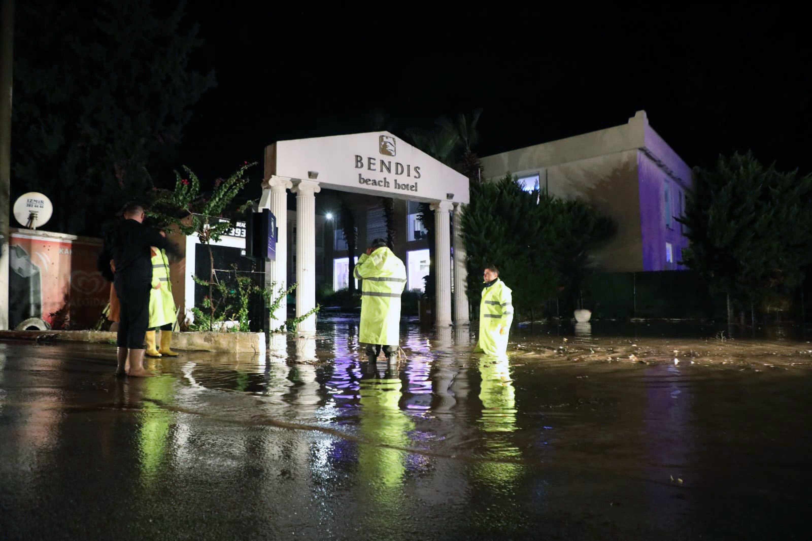 Muski̇ Ekipleri Taşkınlara Karşı Gece Boyunca Çalıştı (1)
