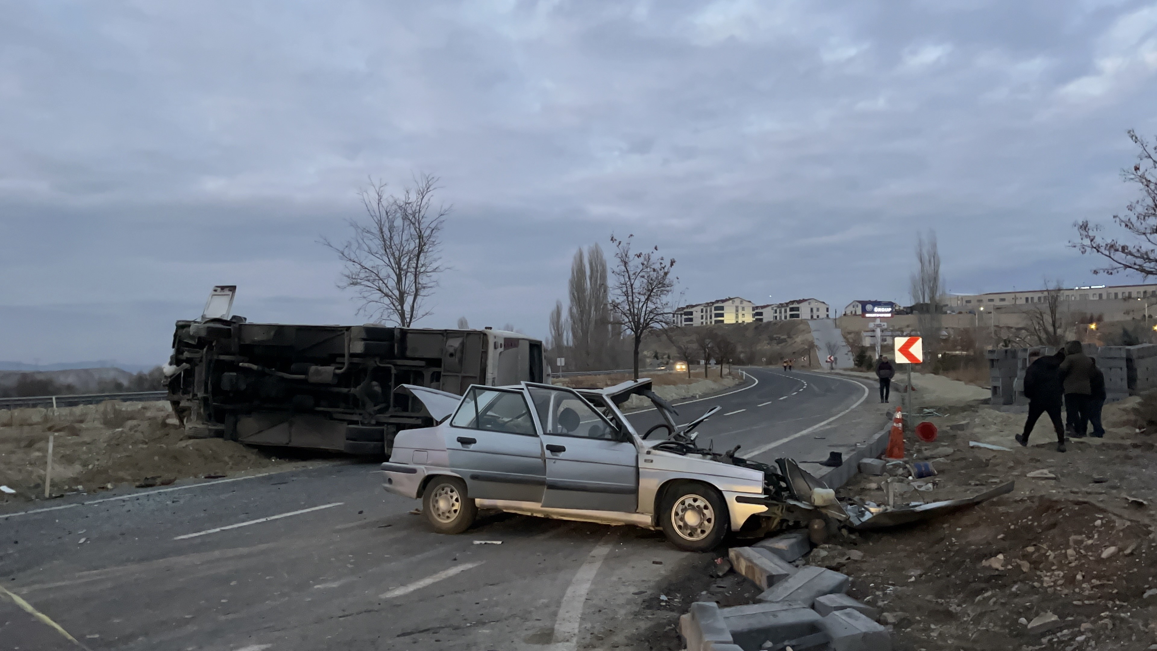 Nevşehir'de Otomobil Ile Öğrenci Servisi Çarpıştı 24 Yaralı (4)