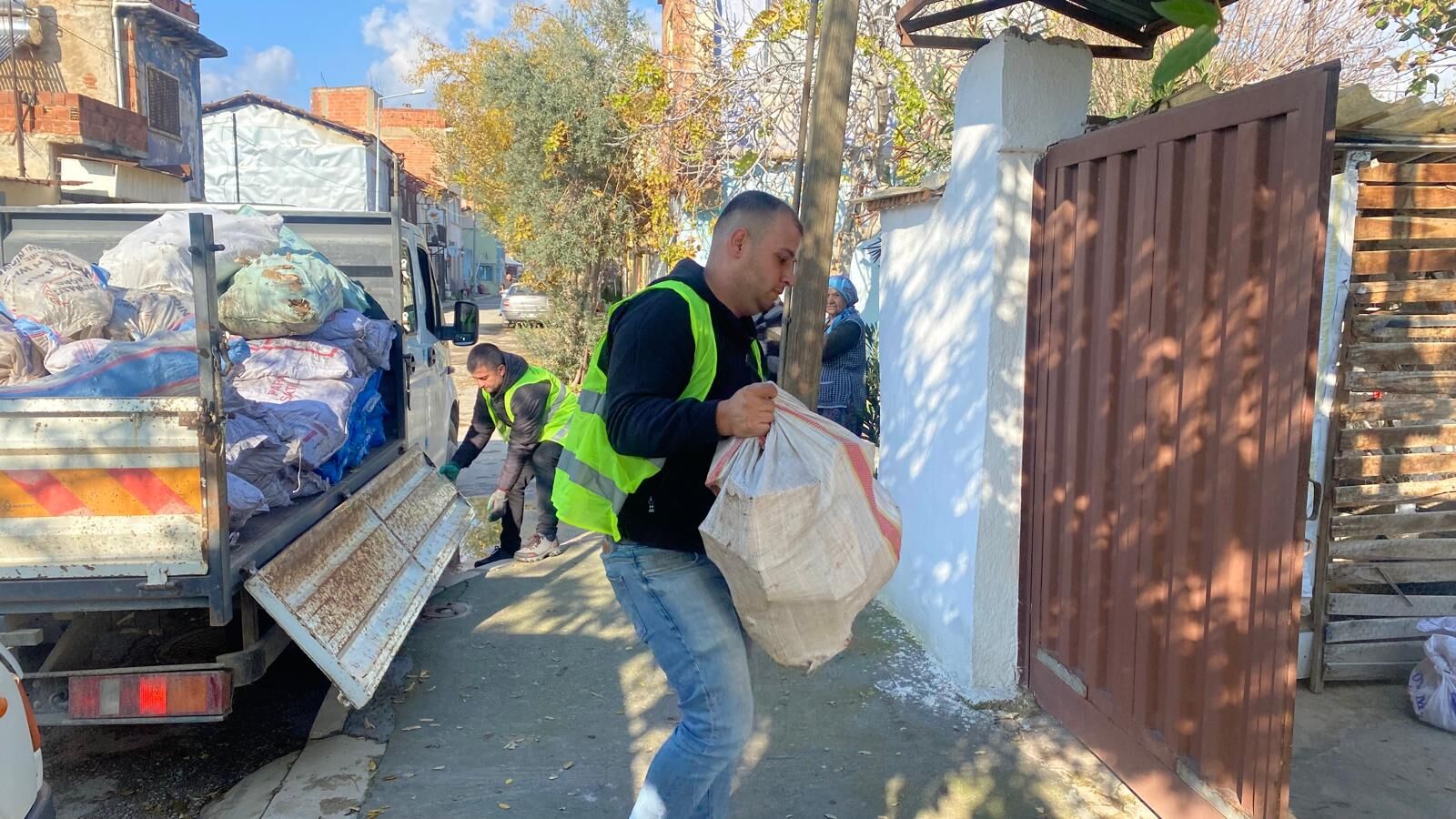 Ödemiş'te Budanan Ağaçlar Ihtiyaç Sahiplerine Dağıtılıyor (4)