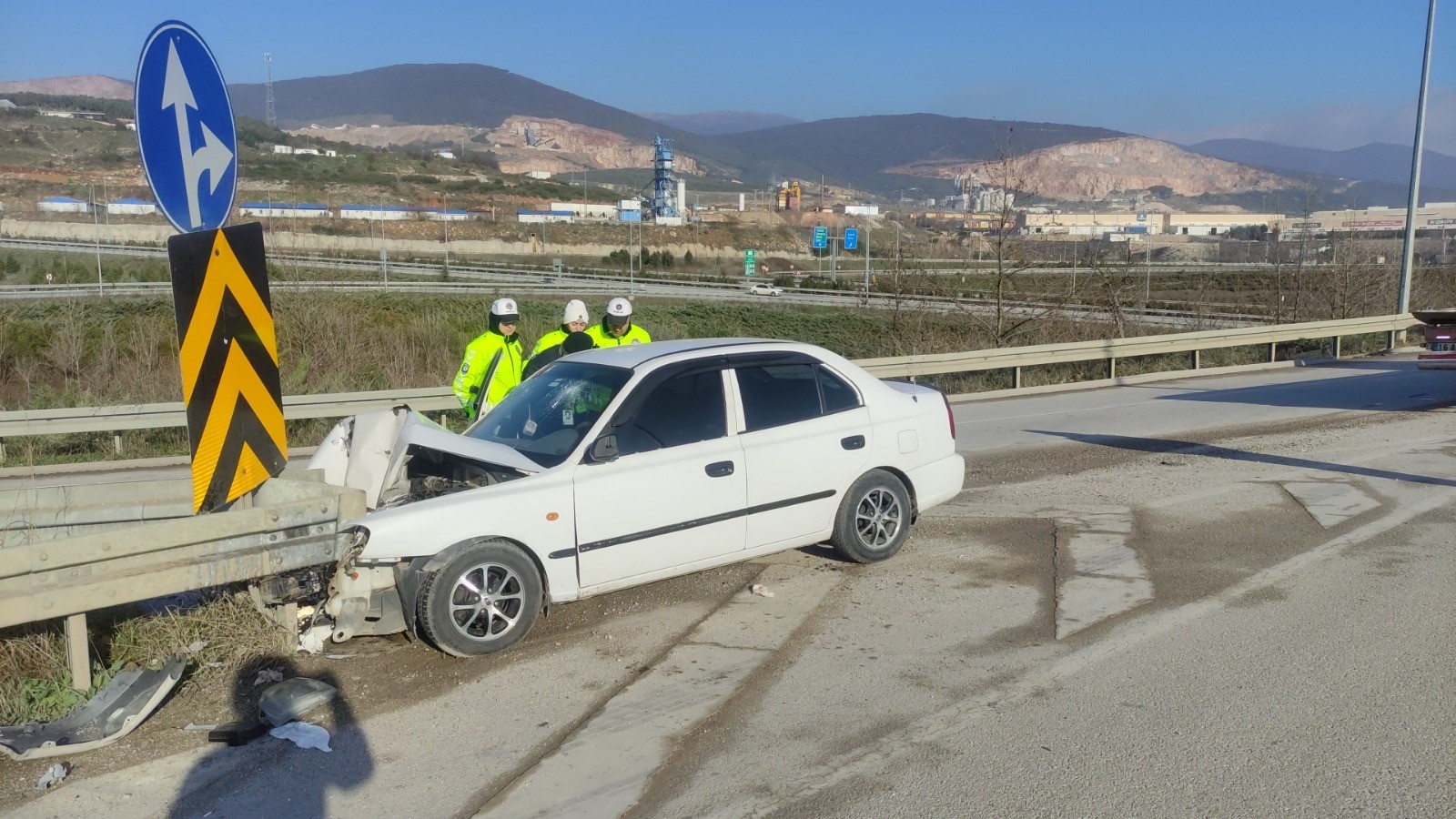 Orhangazi Bursa Karayolu'nda Otomobil Bariyerlere Saplandı (2)