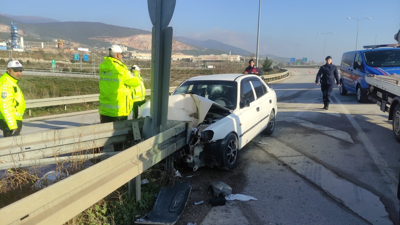 Orhangazi Bursa Karayolu'nda Otomobil Bariyerlere Saplandı (3)