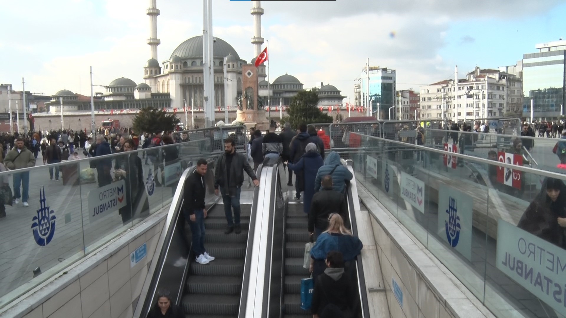 Taksim Meydanı Yılbaşı Için Bariyerlerle Kapatıldı (2)