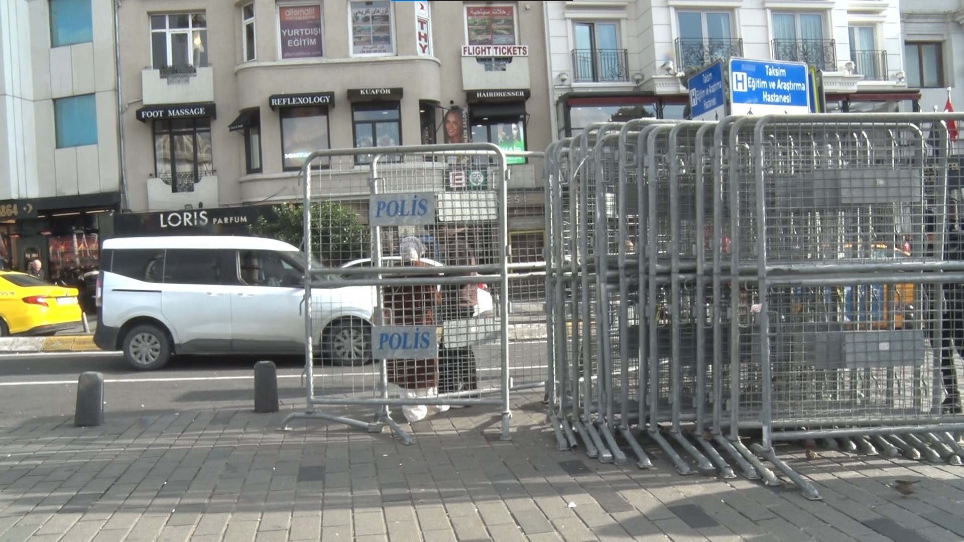 Taksim Meydanı Yılbaşı Için Bariyerlerle Kapatıldı (3)