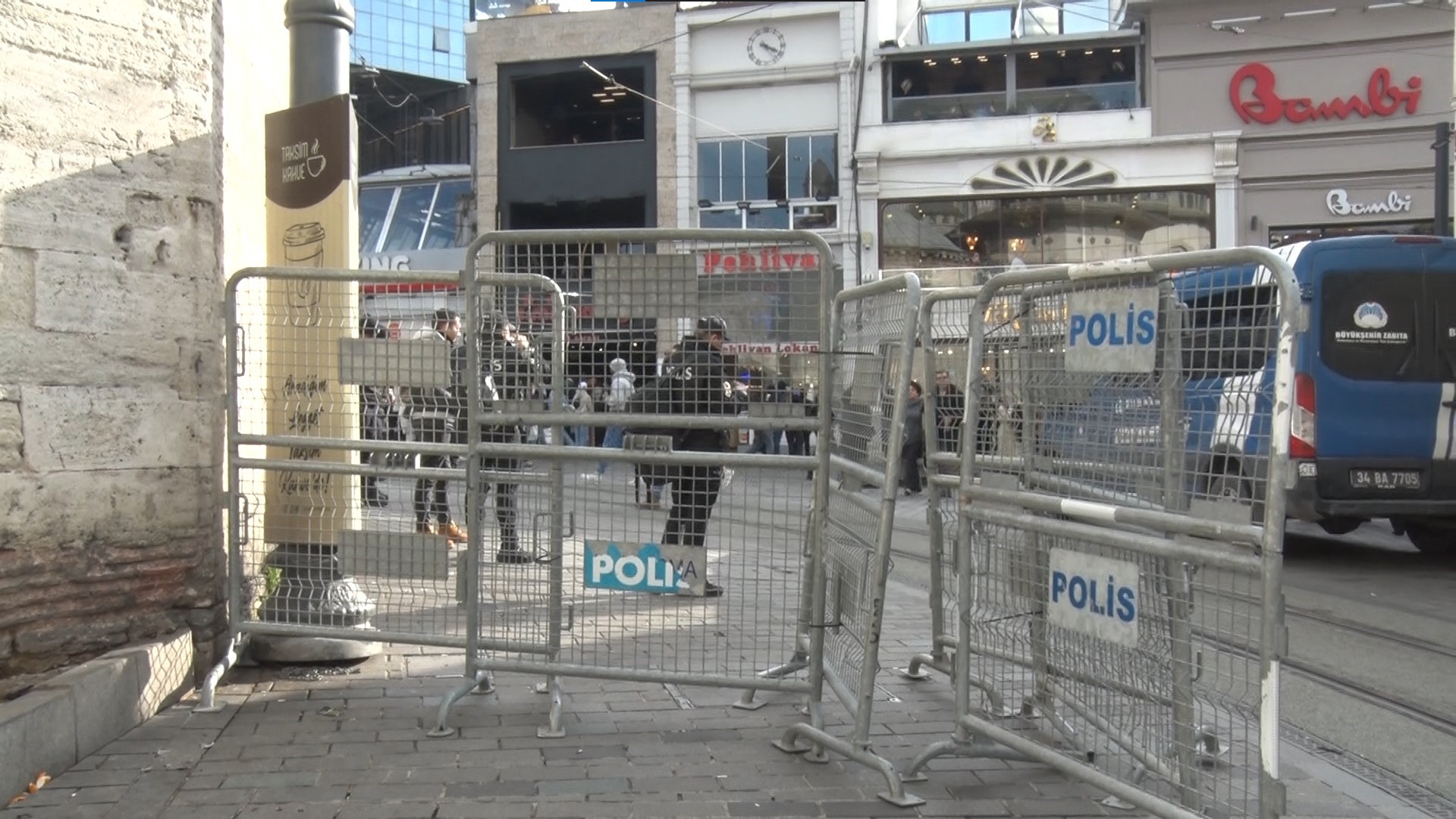 Taksim Meydanı Yılbaşı Için Bariyerlerle Kapatıldı (4)