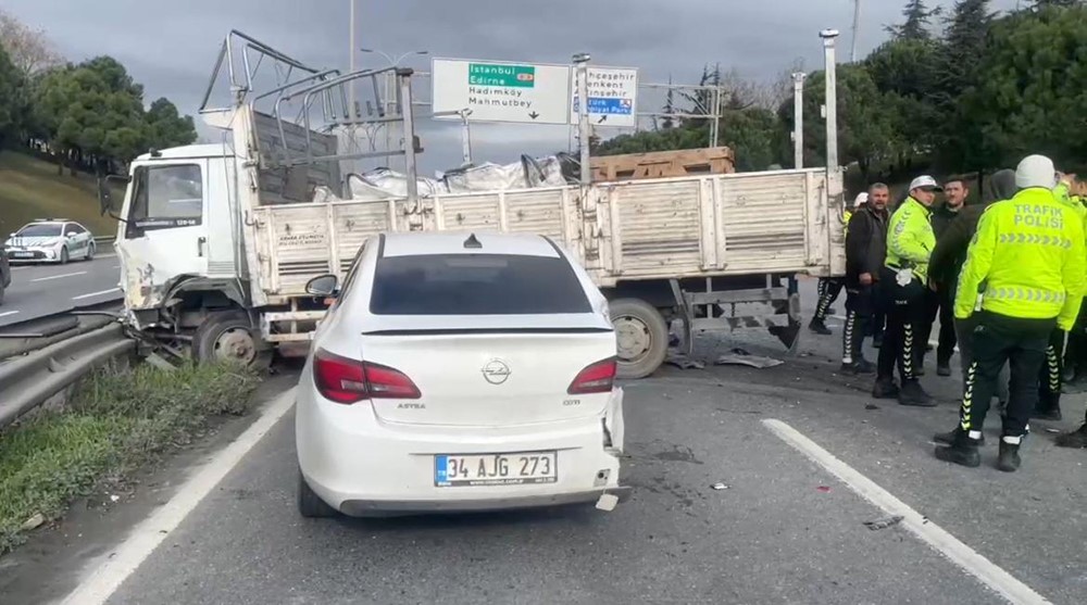 Tem Otoyolu Haramidere Bağlantısı'nda Zincirleme Kaza 8 Yaralı (2)