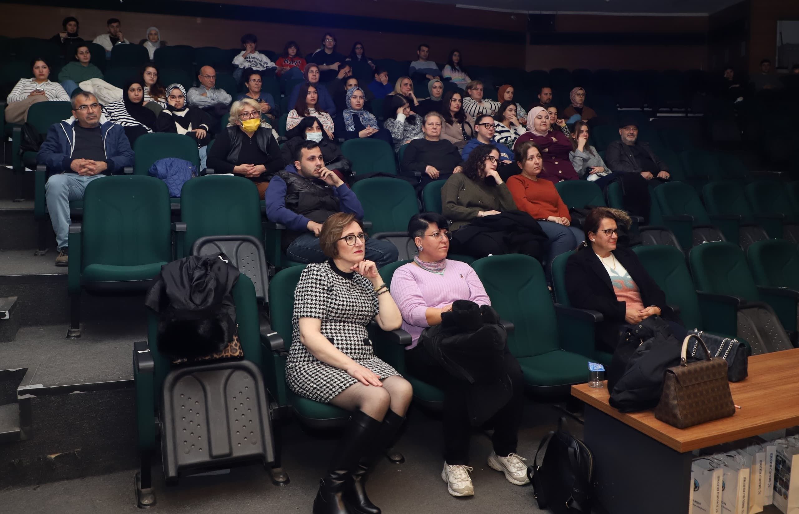 Turgutlu’da Sanat Rüzgarı “Saklanmayanı Vurun” Tiyatroseverlerle Buluştu (2)