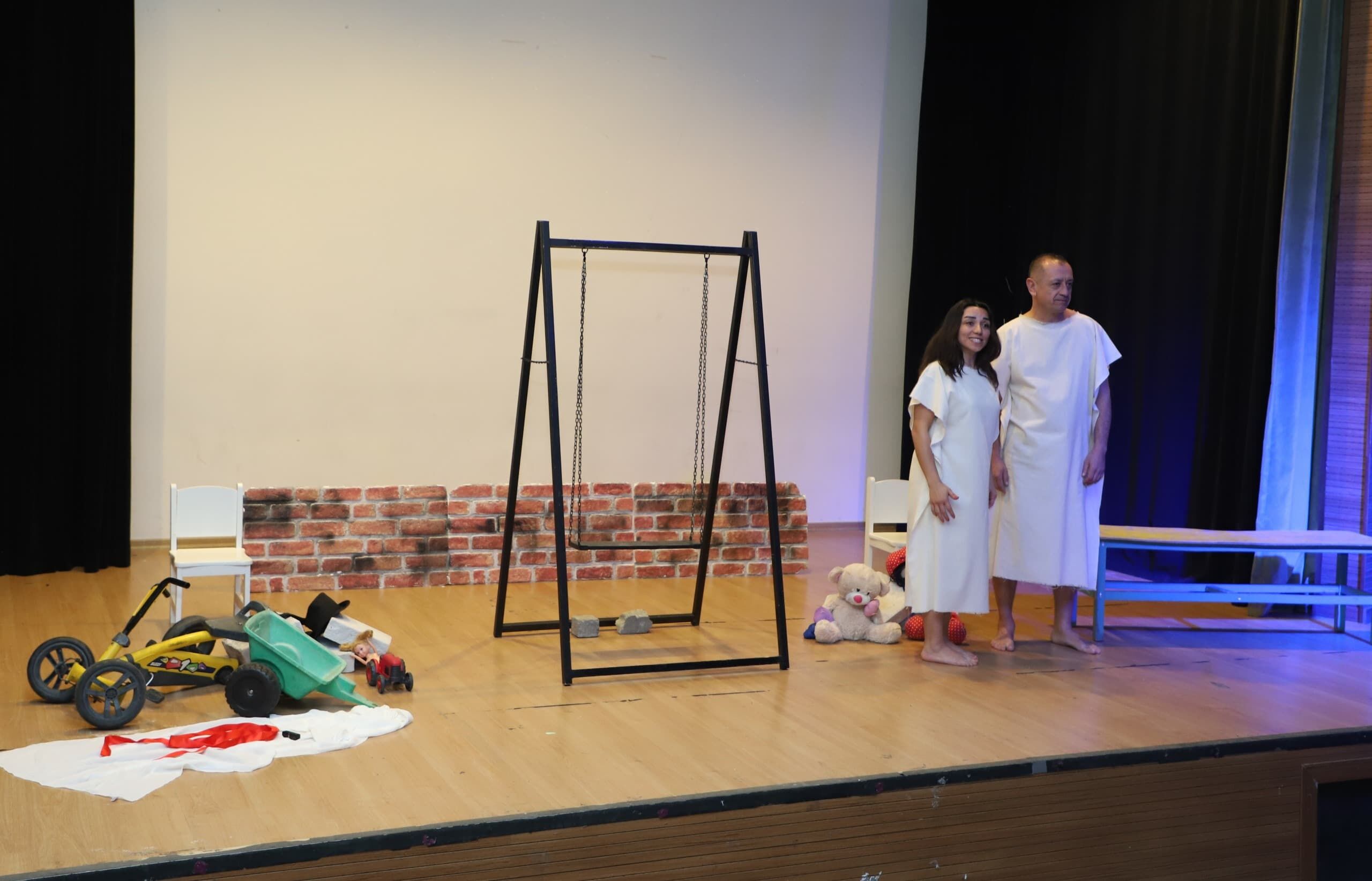 Turgutlu’da Sanat Rüzgarı “Saklanmayanı Vurun” Tiyatroseverlerle Buluştu (5)