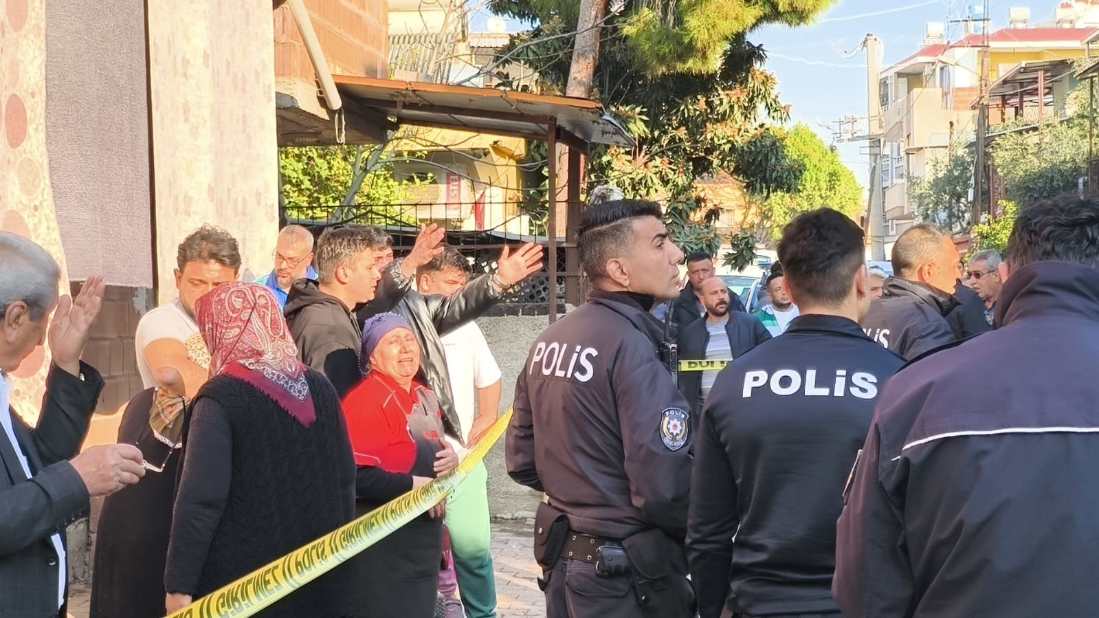 Adana’da 3 Kişi Evinde Boğazı Kesilmiş Halde Bulundu (1)