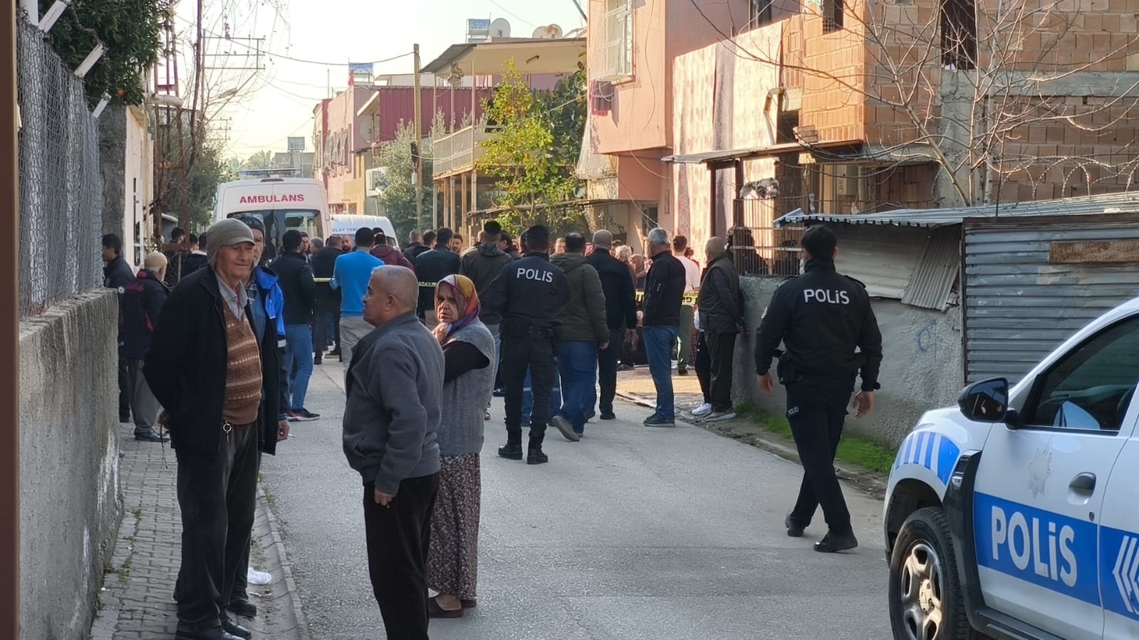 Adana’da 3 Kişi Evinde Boğazı Kesilmiş Halde Bulundu (3)