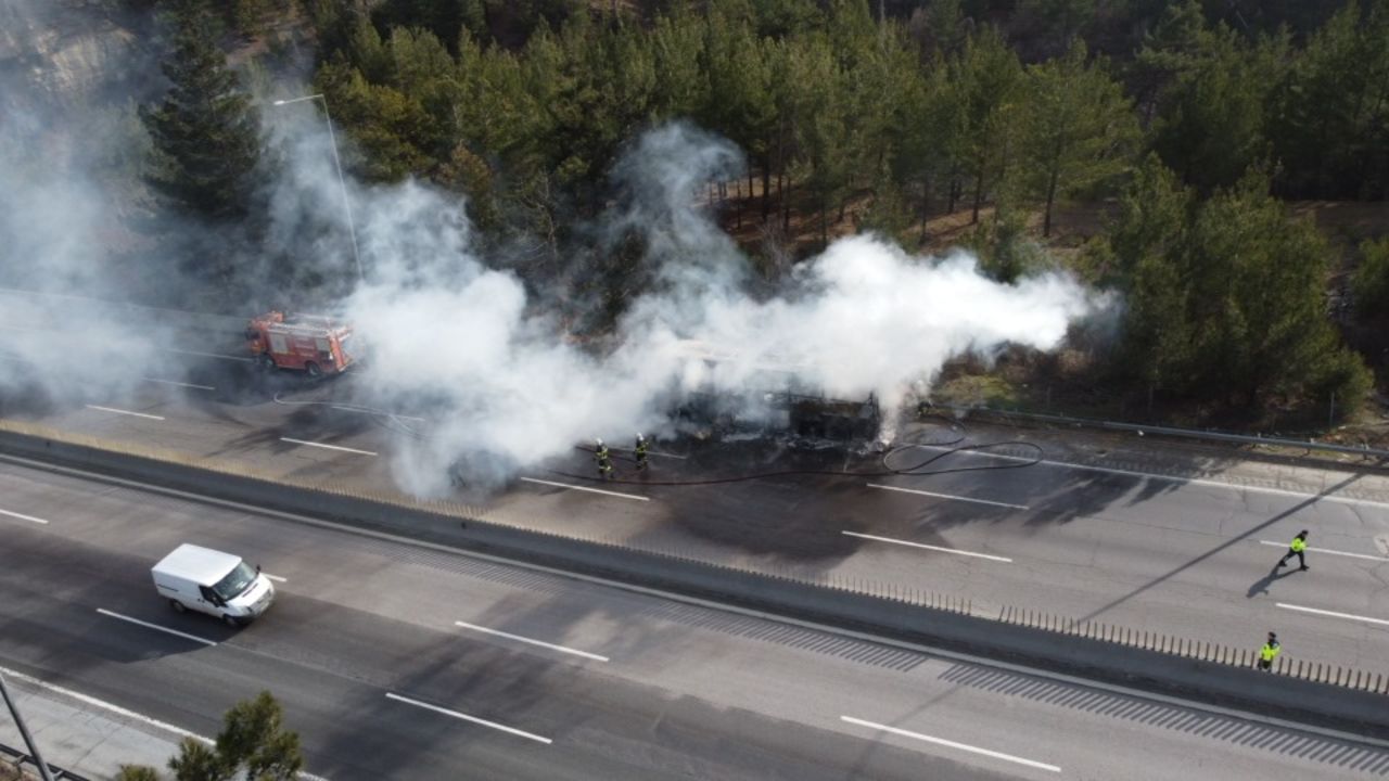 Adana'da Yolcu Otobüsü Seyir Halinde Alevlere Teslim Oldu (1)