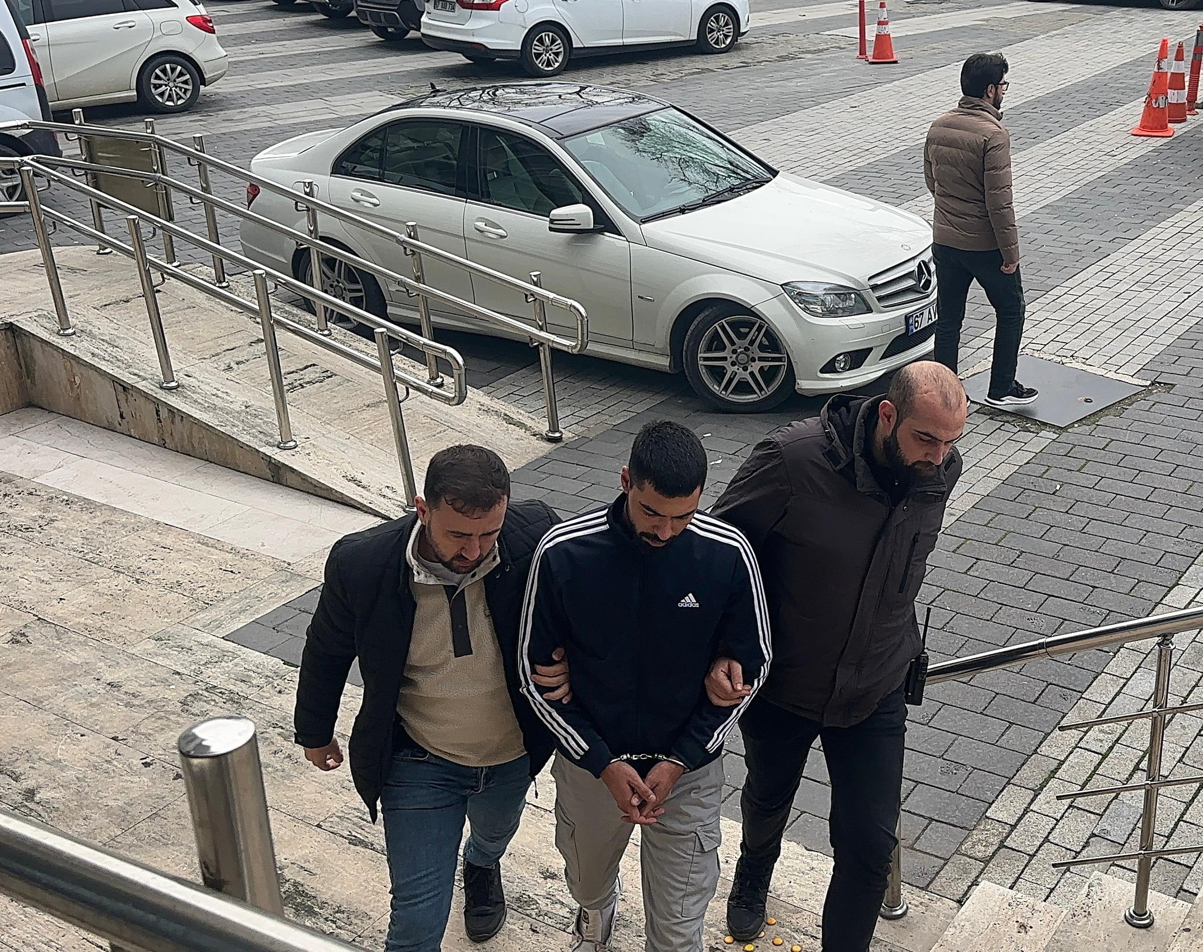 Alkollü Ve Ehliyetsiz Sürücü Baba Ve Kızına Çarptı (3)