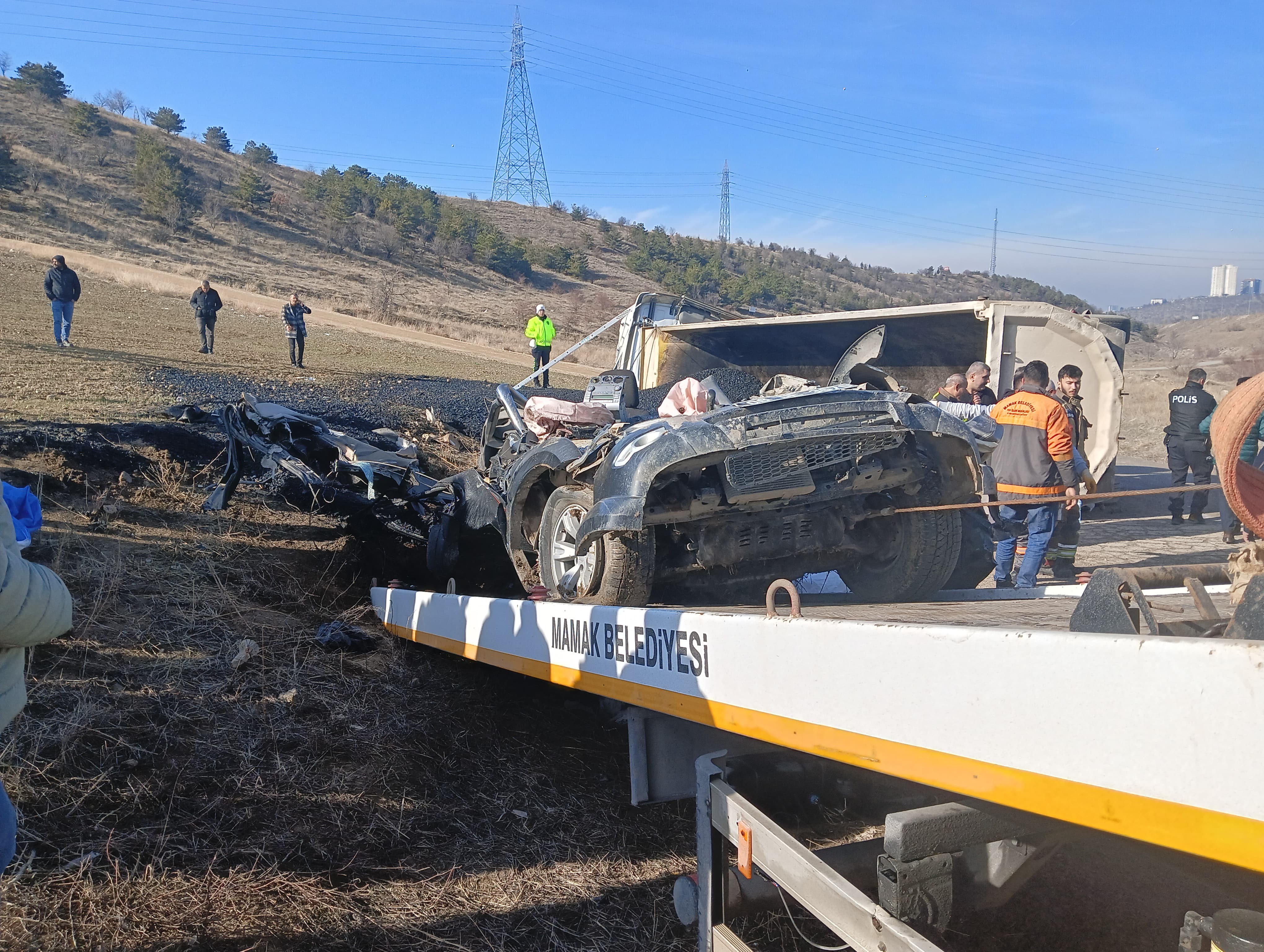 Ankara’da Hafriyat Kamyonu Belediyenin Aracına Çarptı (1)