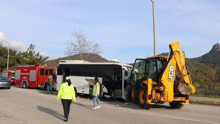 Antalya'da Facianın Kıyısından Dönüldü! 15'I Çocuk 23 Yaralı (2)