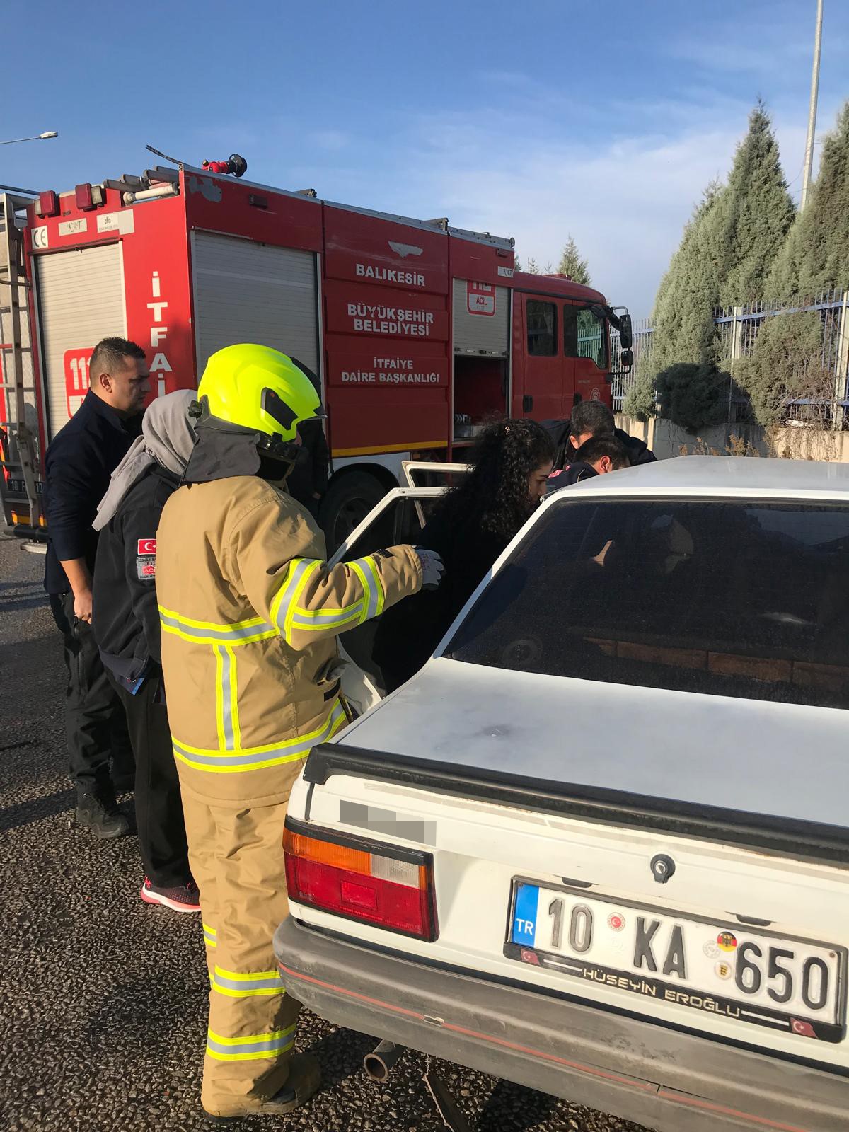 Balıkesir Osb'de Hız Yapan Otomobil Kamyona Çarptı (3)