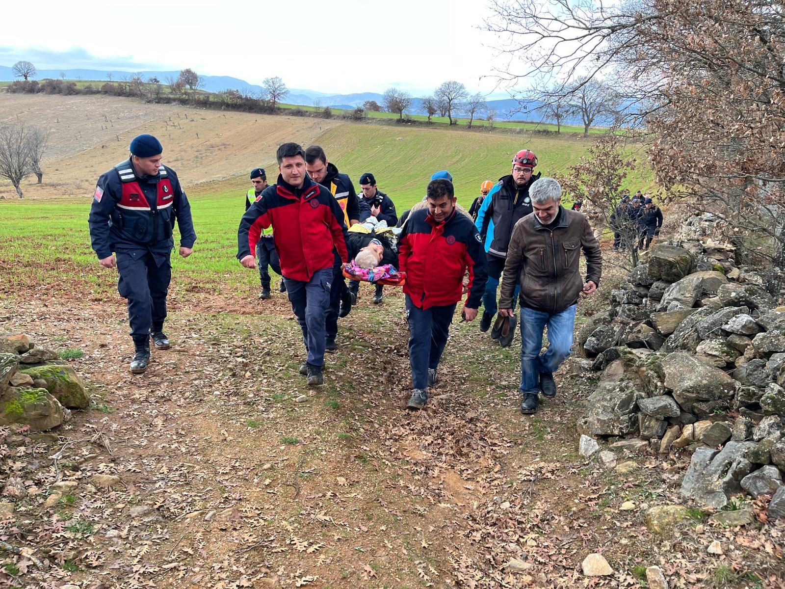 Balıkesir'de Alzheimer Hastası Kadın Arazide Sağ Salim Bulundu (2)